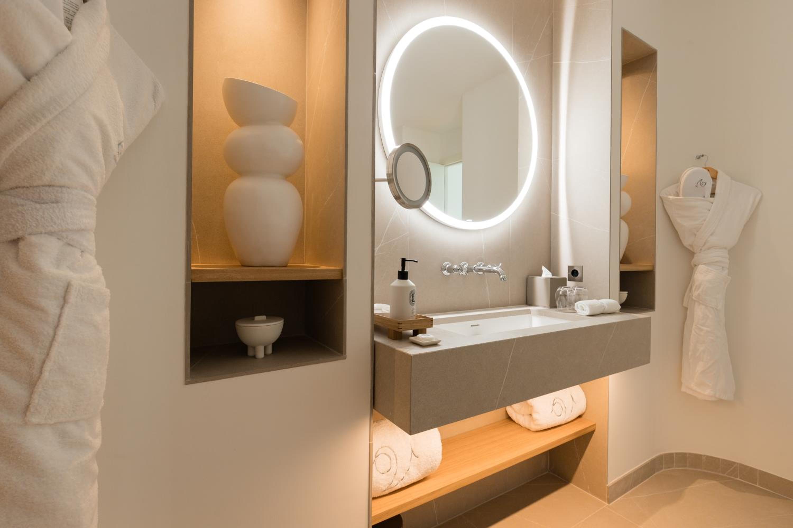Superior King Room - New Building - Photo 7