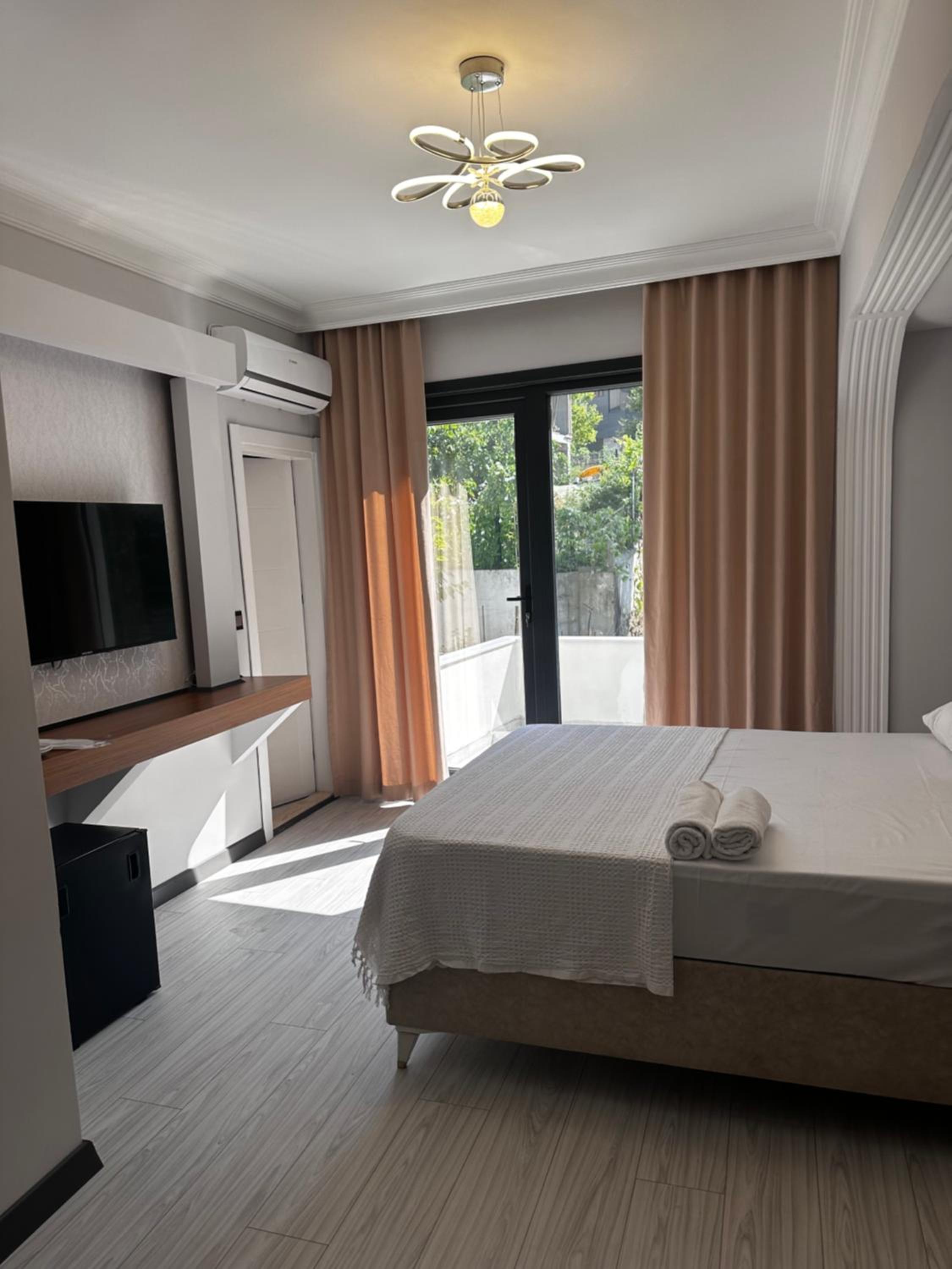 Deluxe Double Room with Balcony photo 2