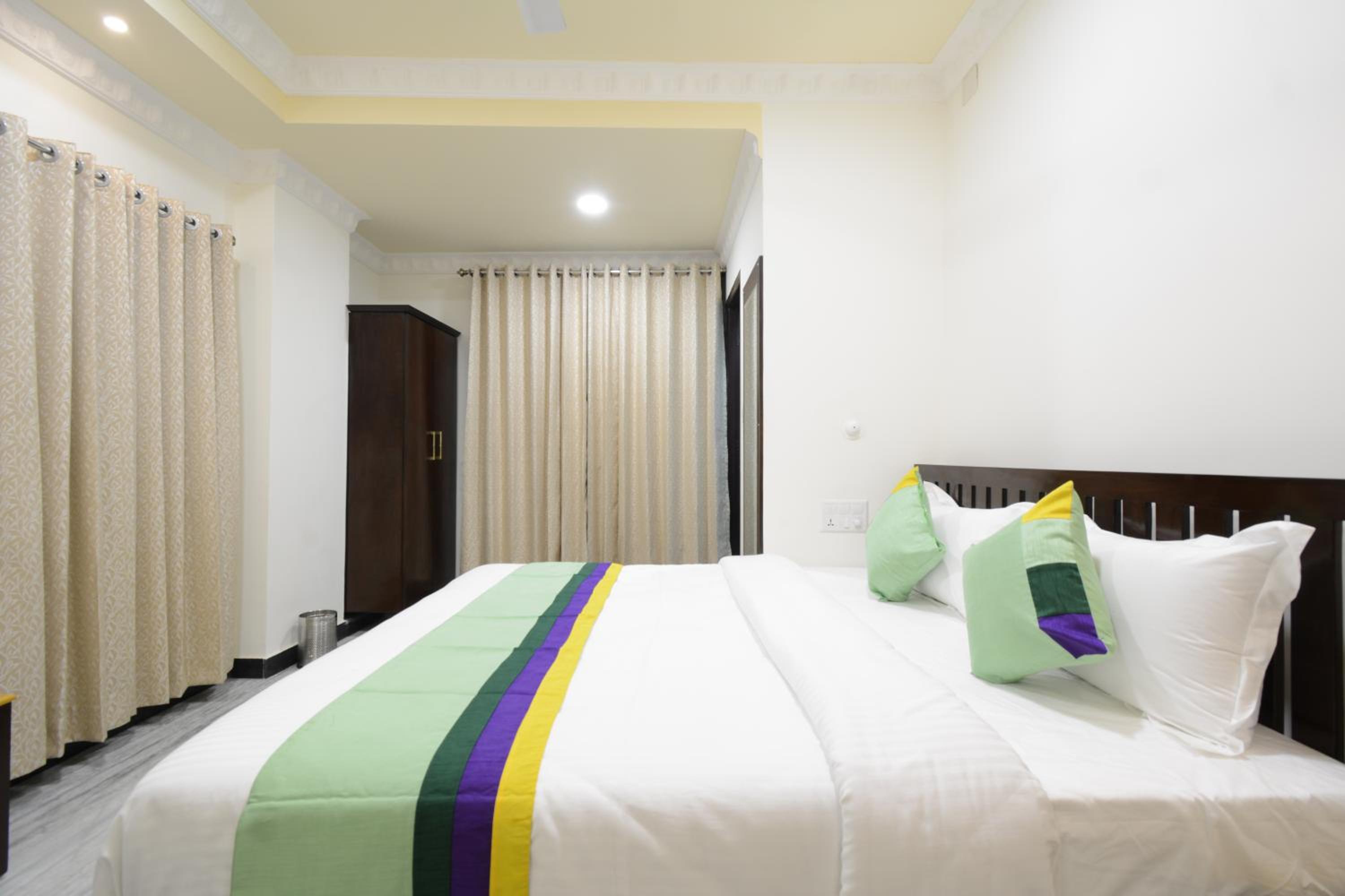 Standard King Room photo 3