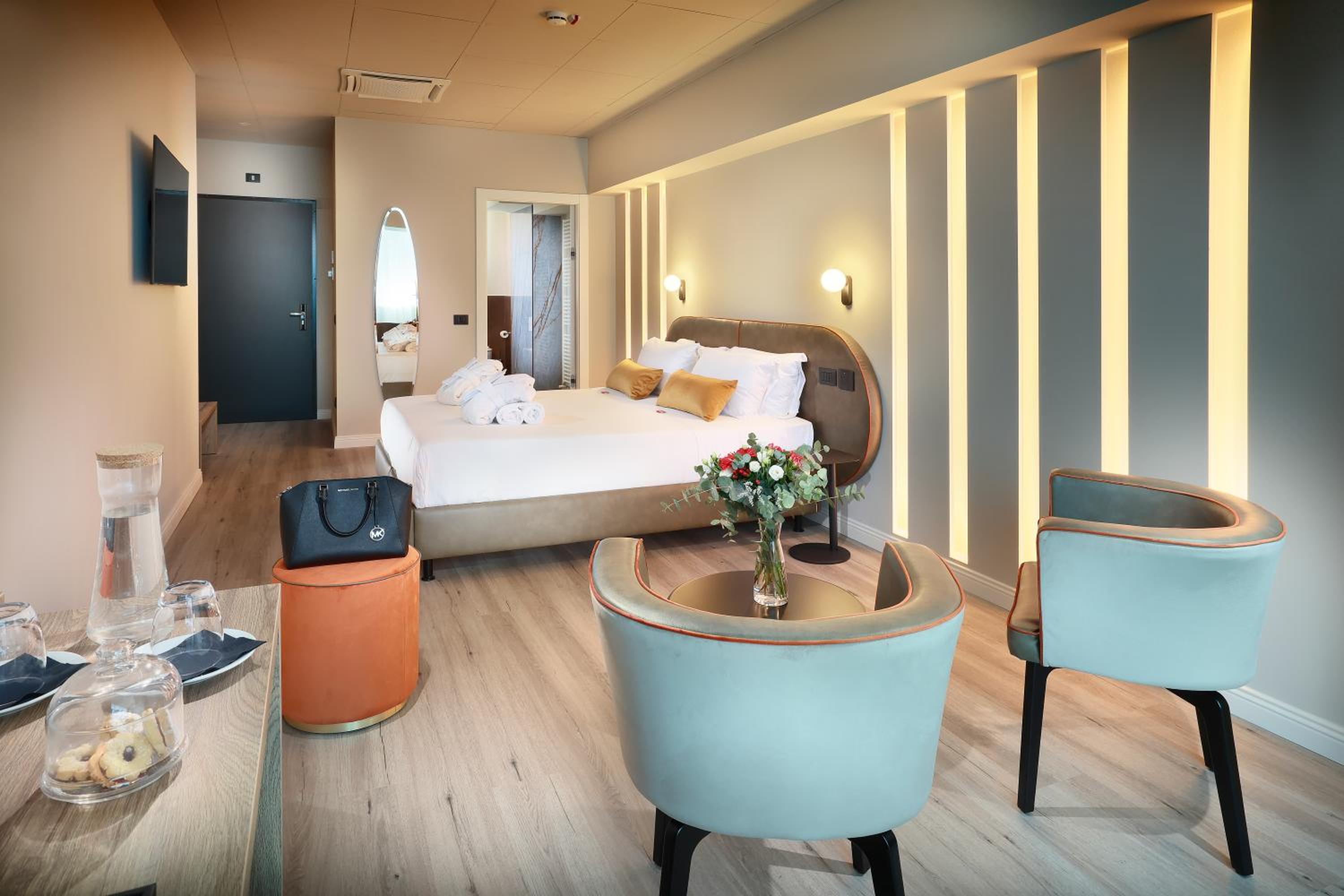 Superior Deluxe Double or Twin Room  photo 3