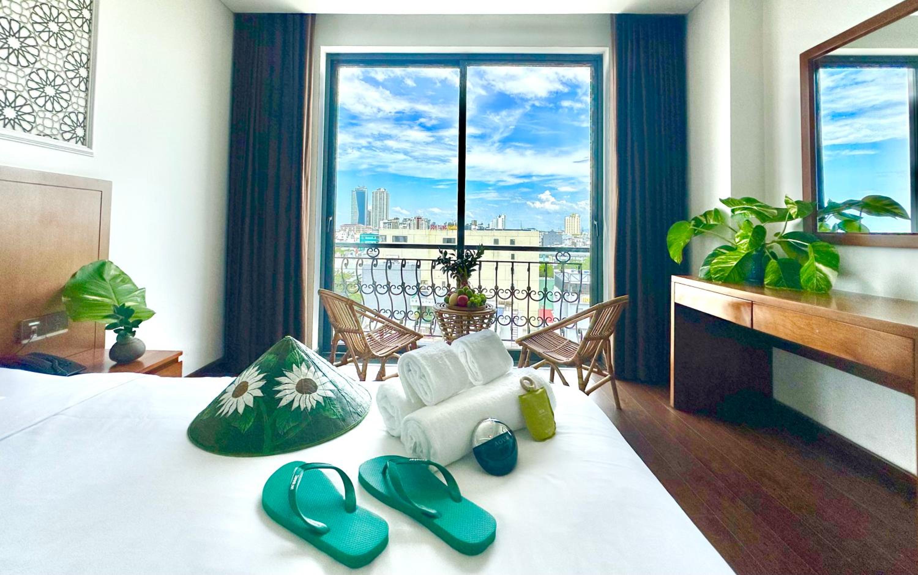 Deluxe Double Room with Balcony - Photo 9