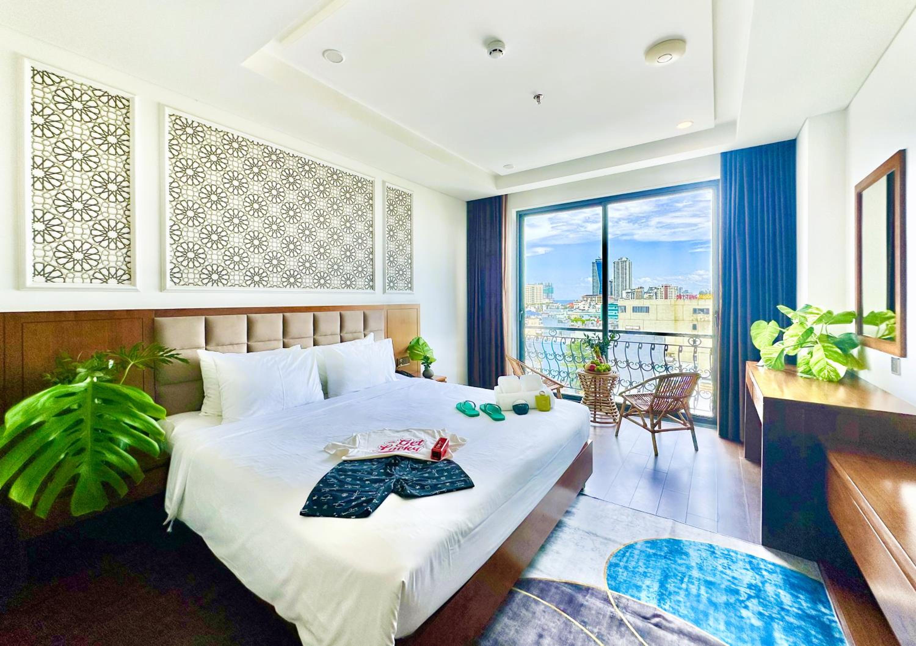 Deluxe Double Room with Balcony - Photo 7