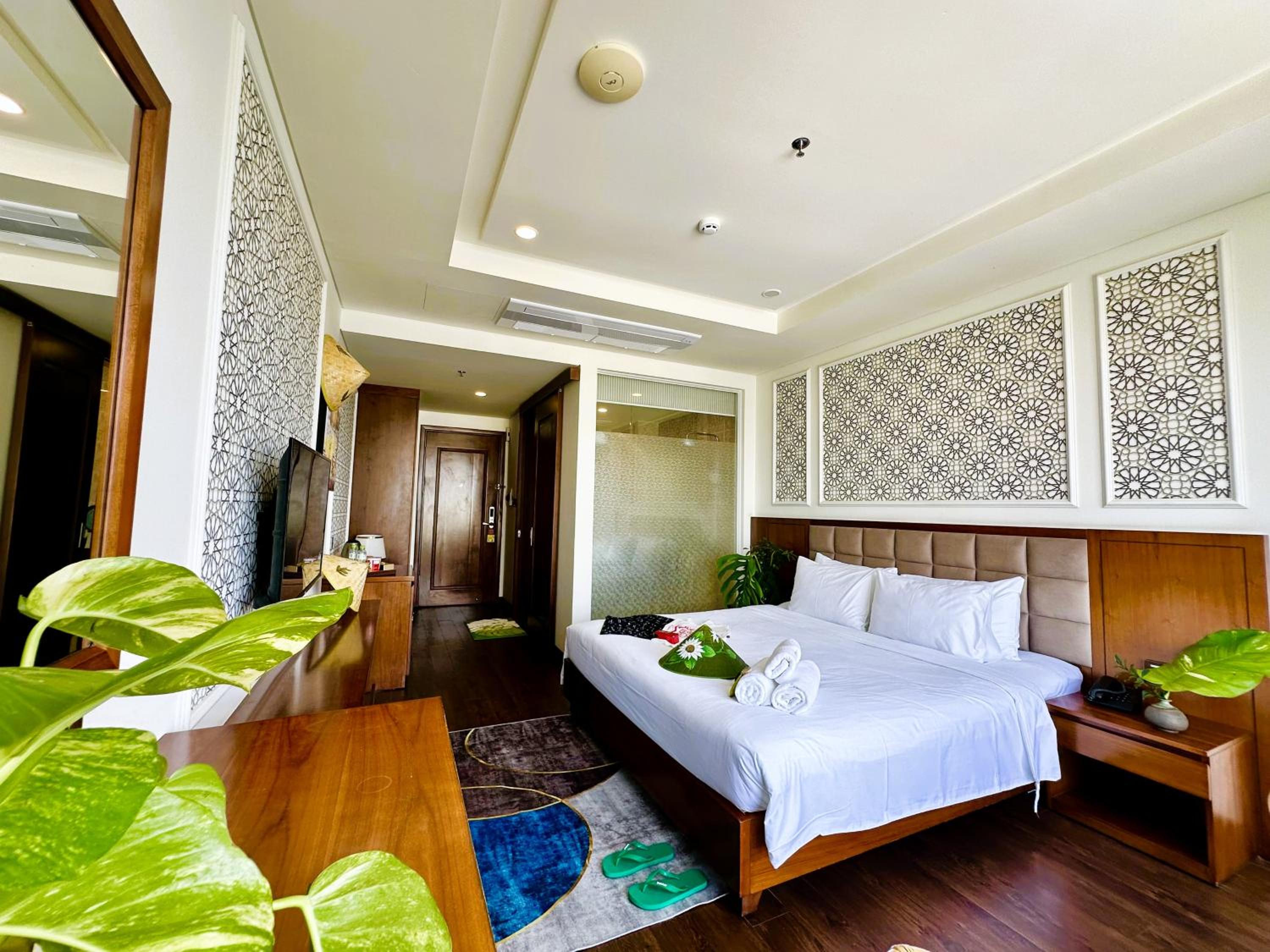 Deluxe Double Room with Balcony - Photo 10