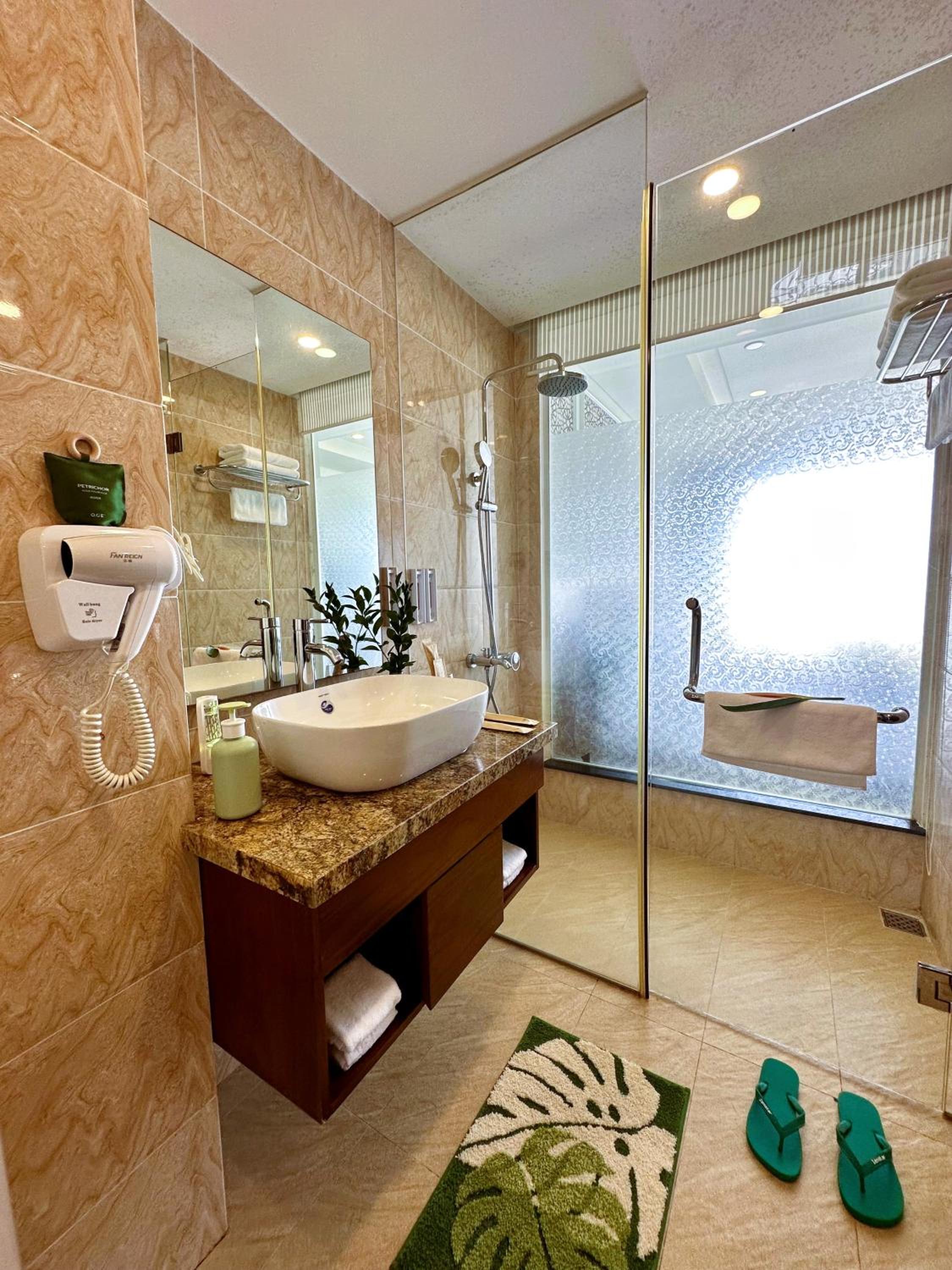Deluxe Double Room with Balcony - Photo 13