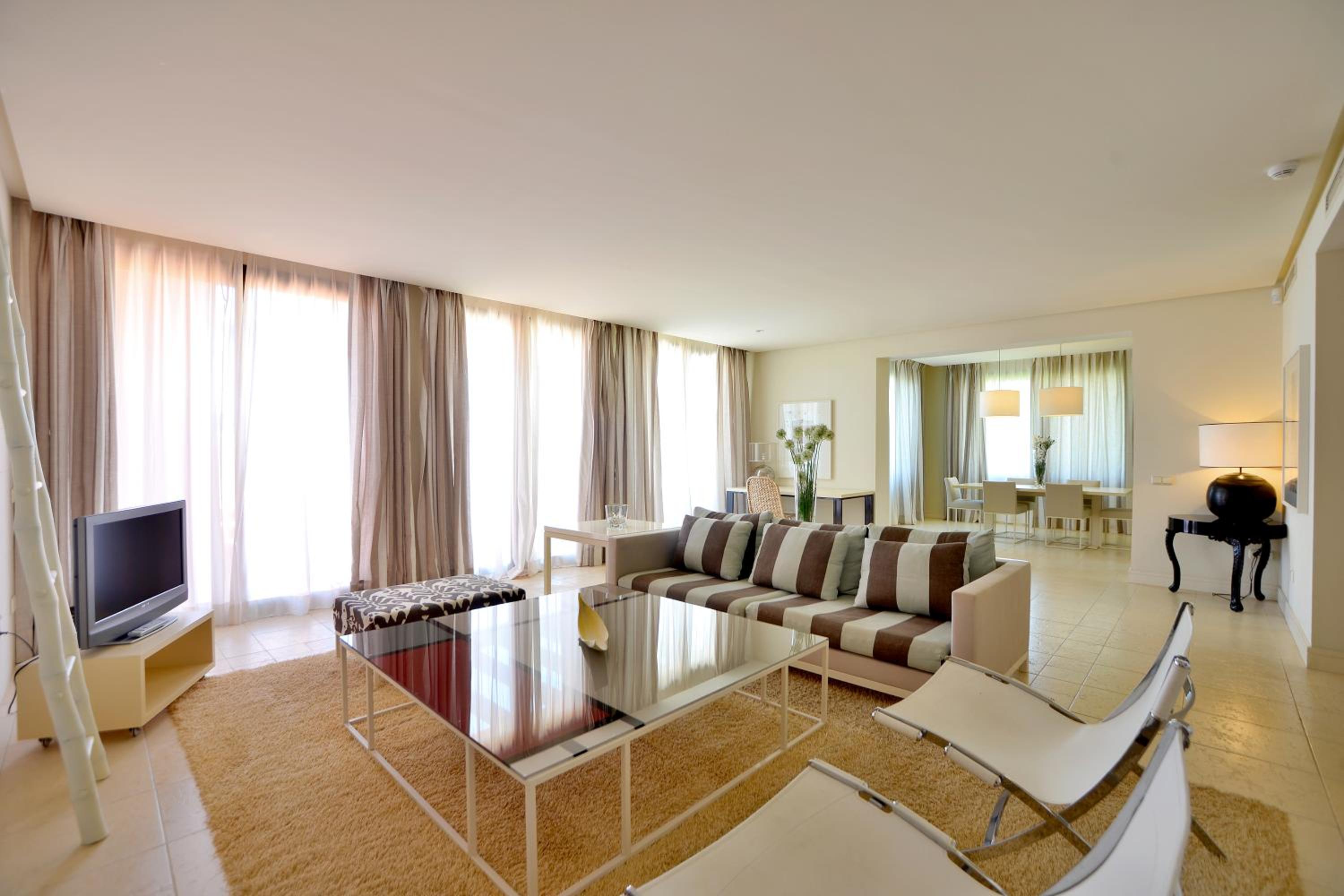 Three-Bedroom Apartment with Private Pool Three-Bedroom Apartment with Private Pool