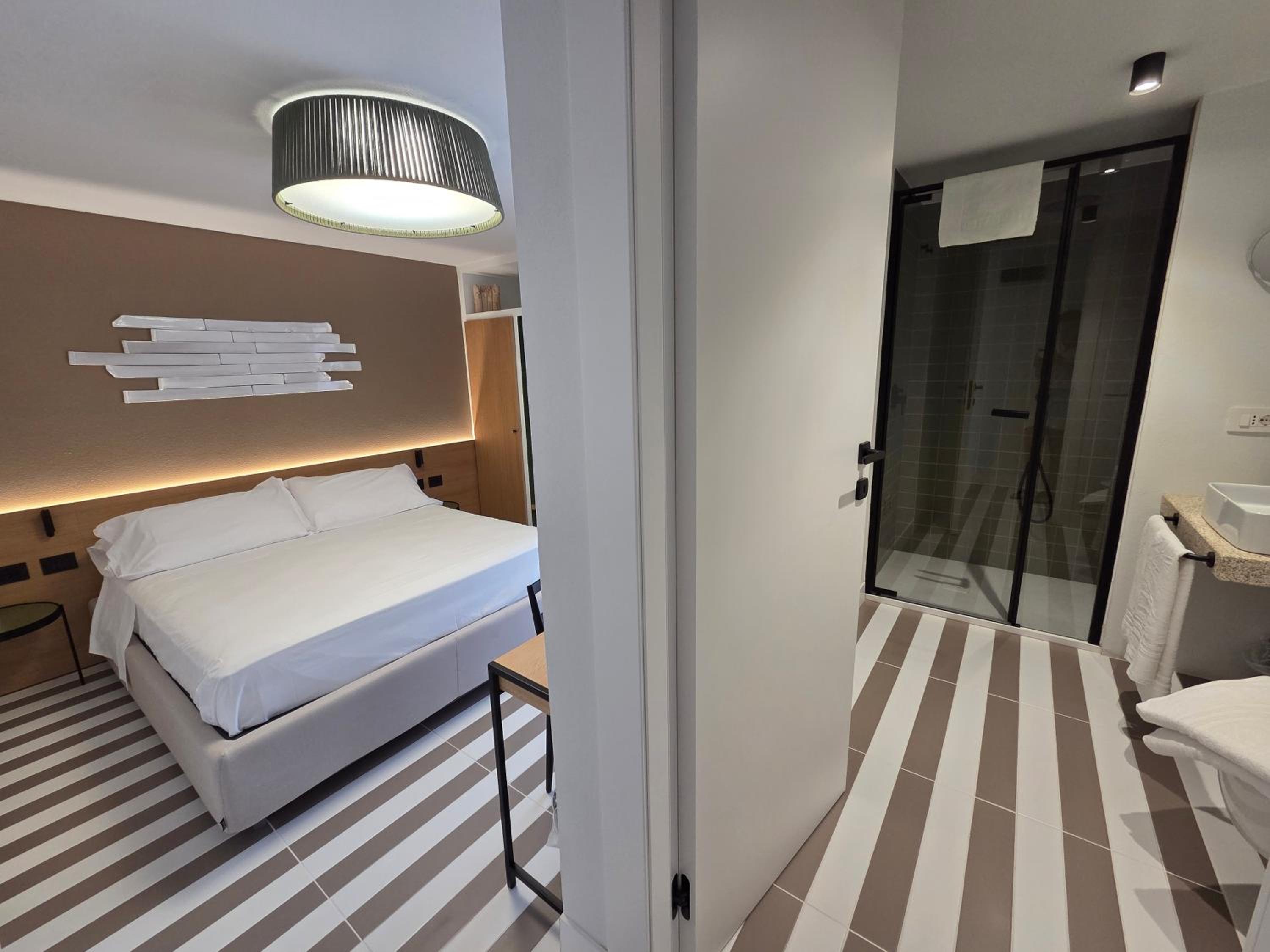 Standard Double Room - Photo 7