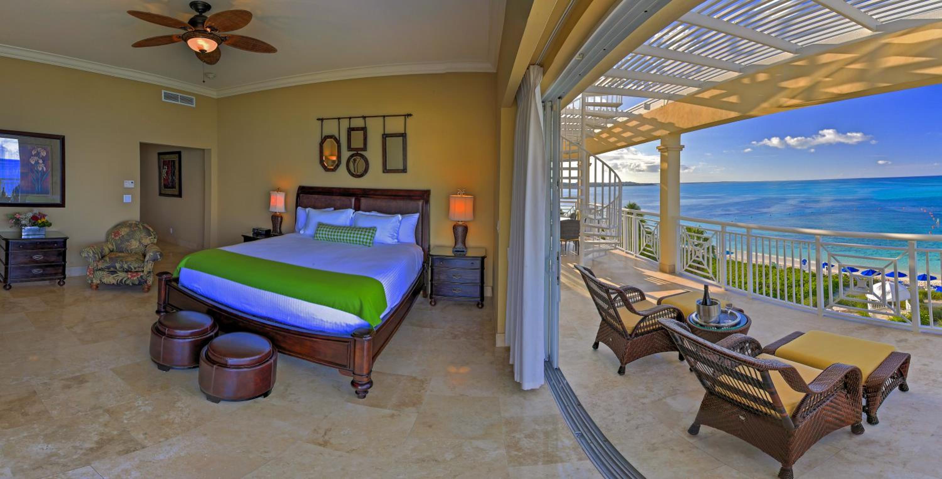 2 Bdrm Oceanfront Penthouse Suite with Roof Terrace