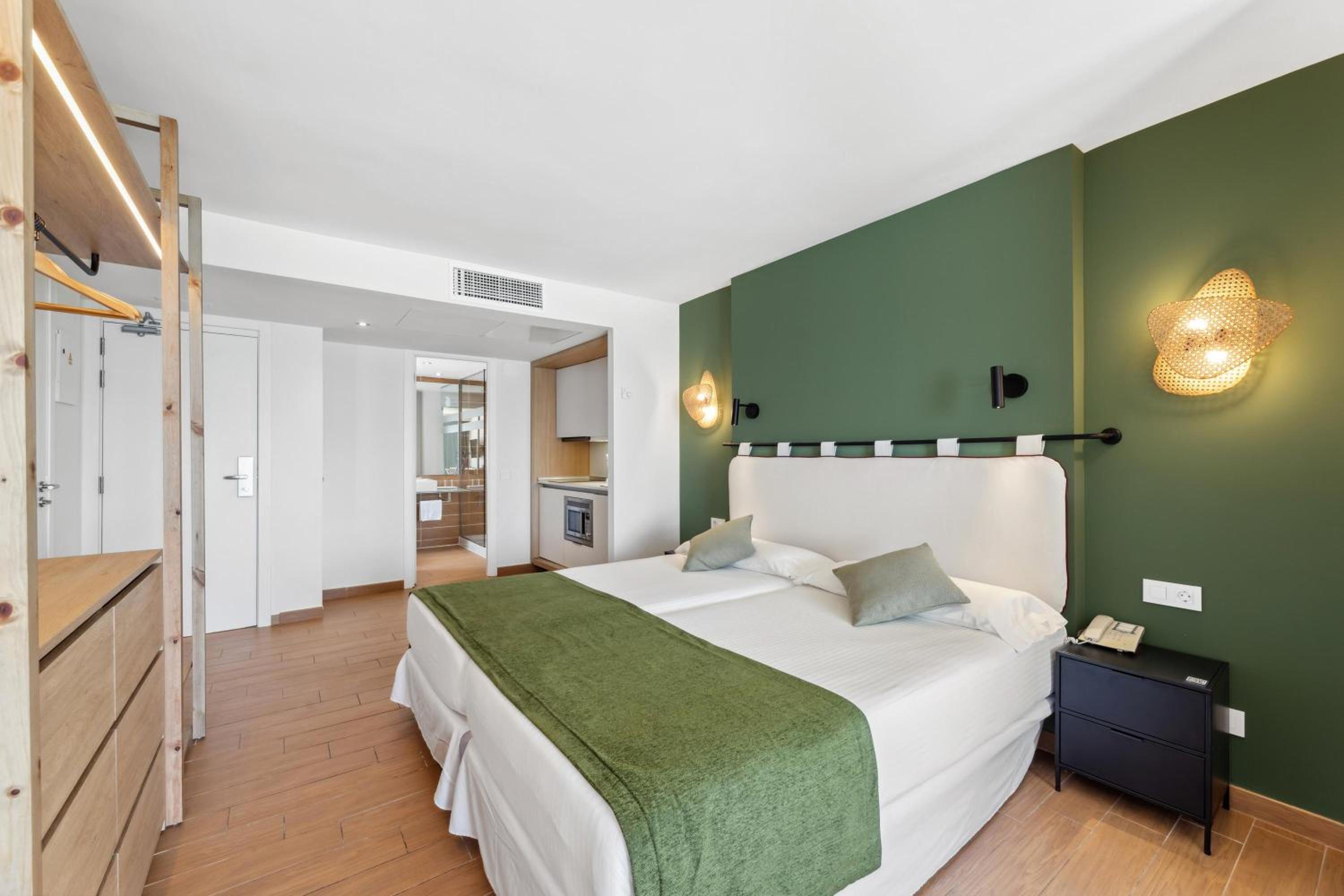 Quadruple Room with Sea View thumbnail 5