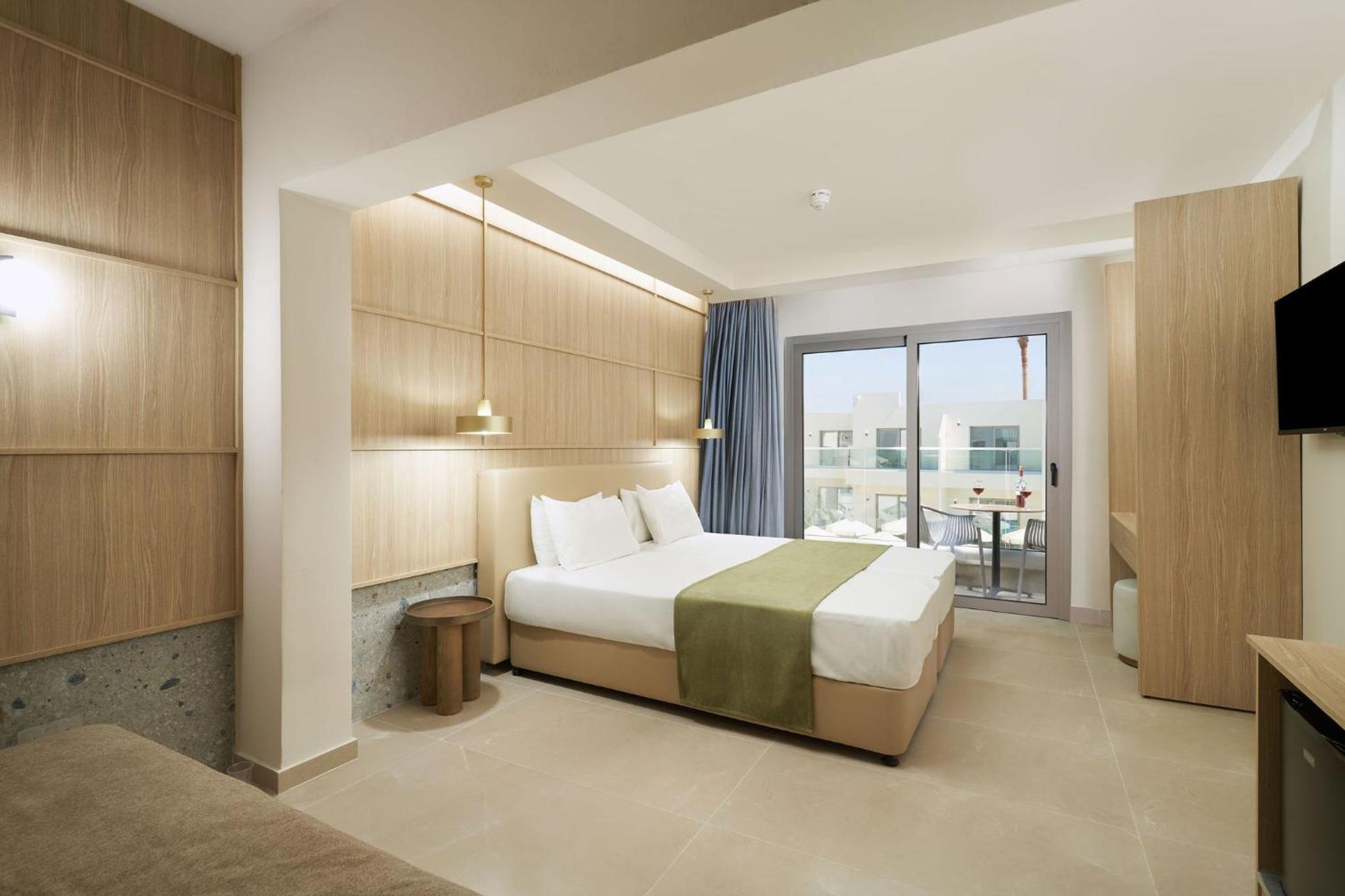 Family Room with Side Sea View photo 3