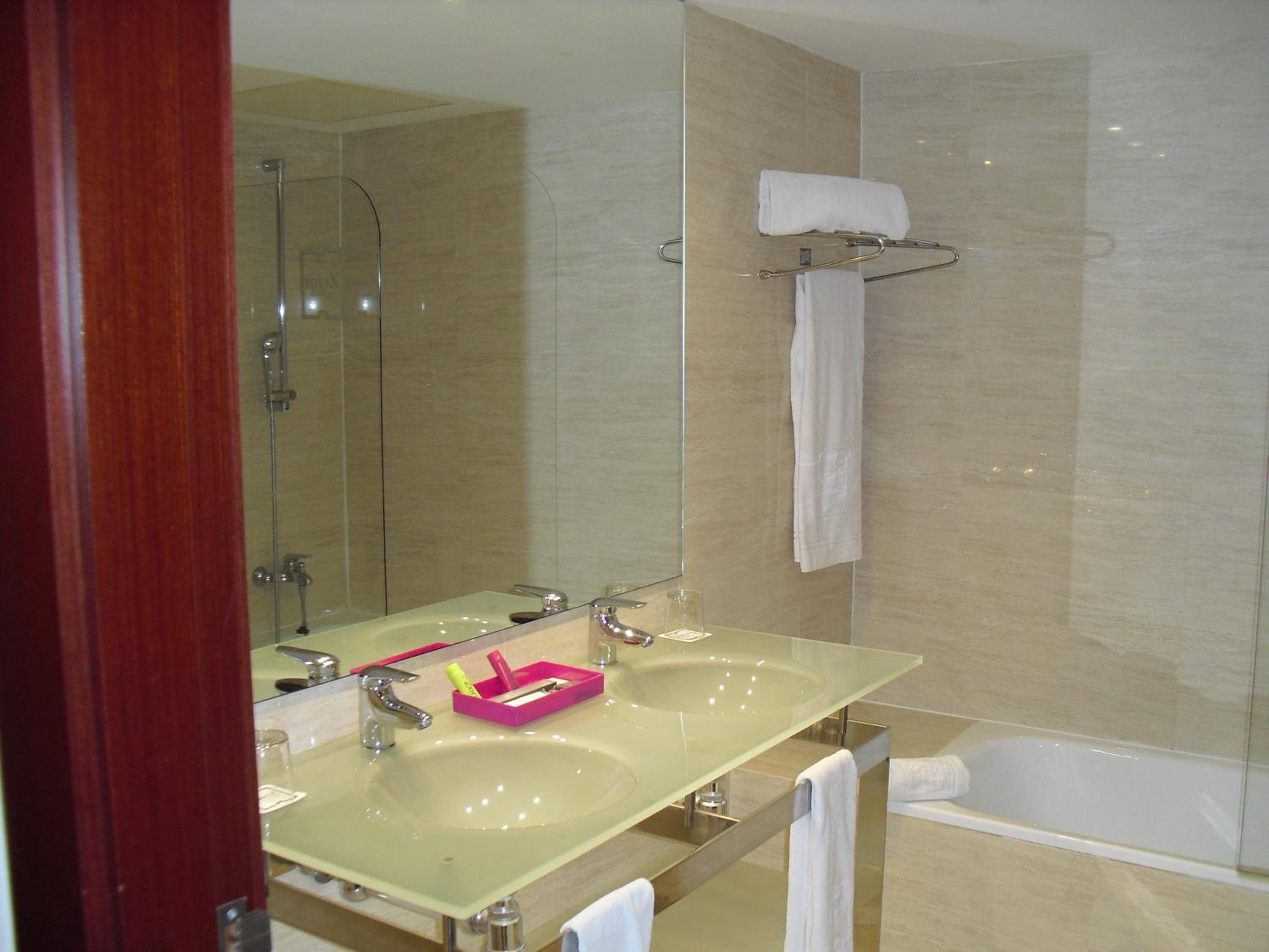 Double or Twin Room - Photo 6