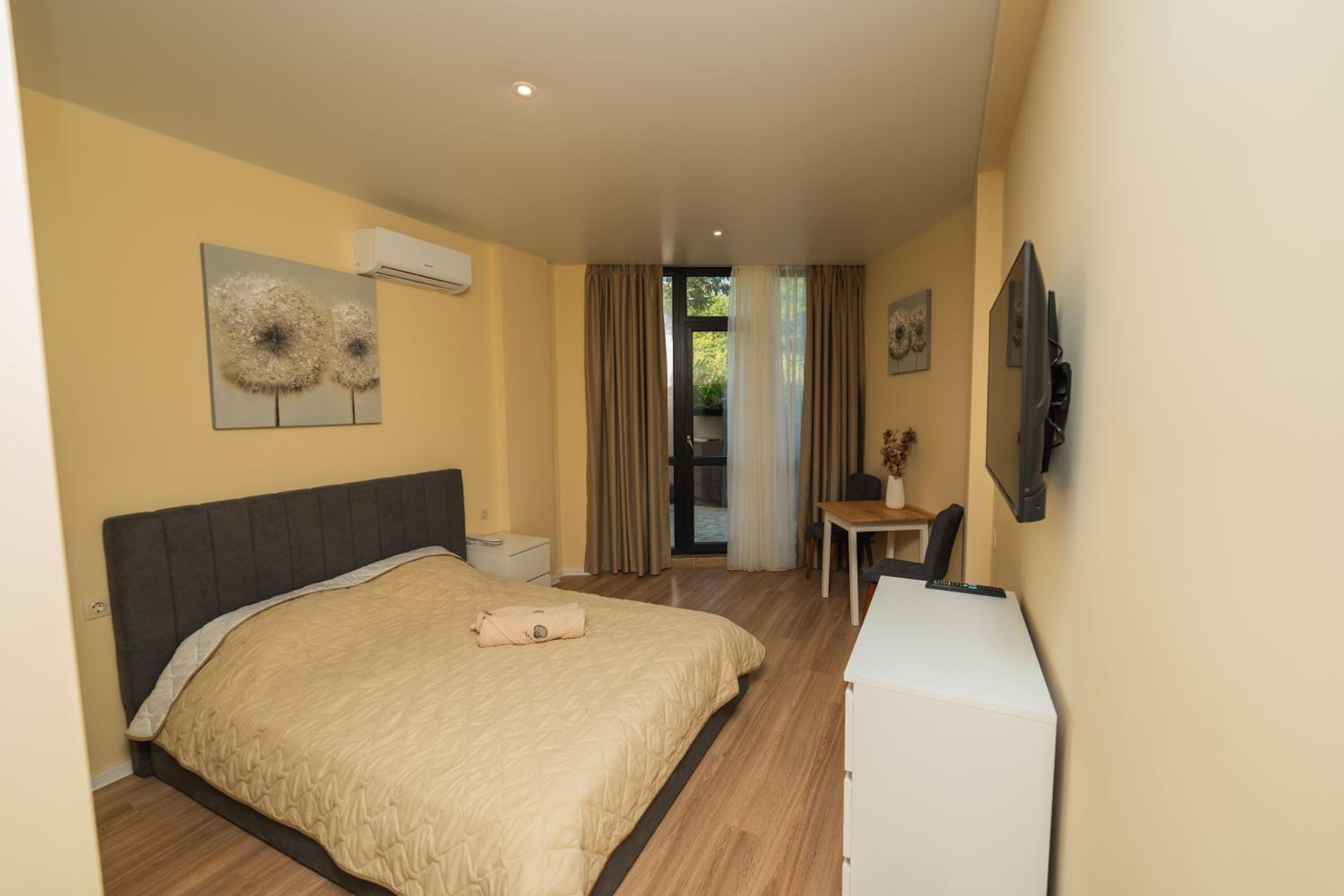 Studio Apartment with King Bed