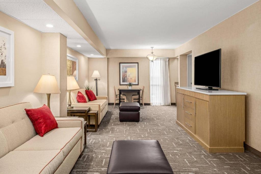 King Suite with Two King Beds - Non-smoking