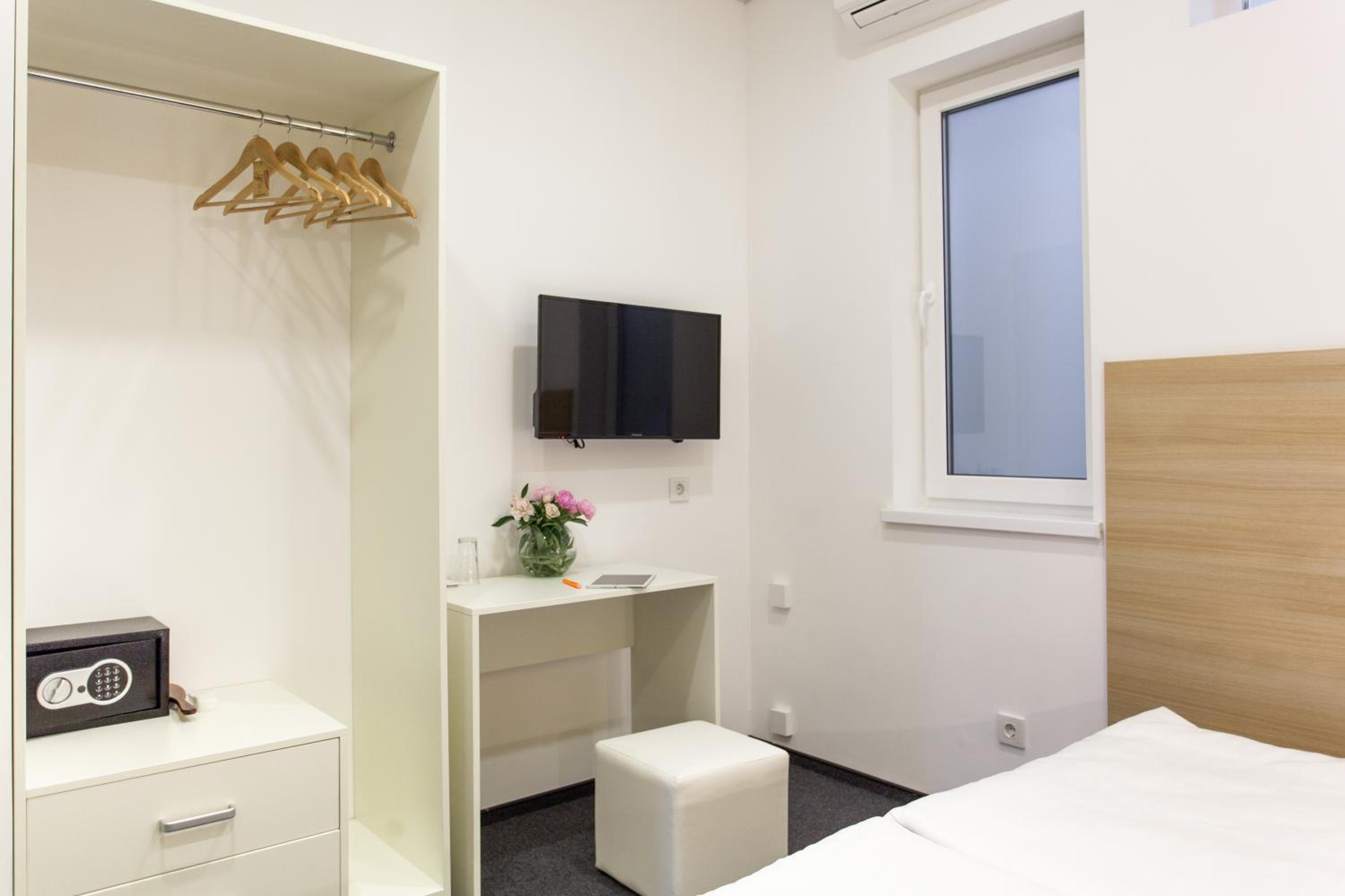 Economy Double or Twin Room photo 3