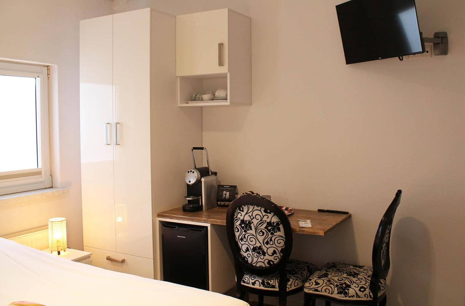 Budget Double Room photo 3