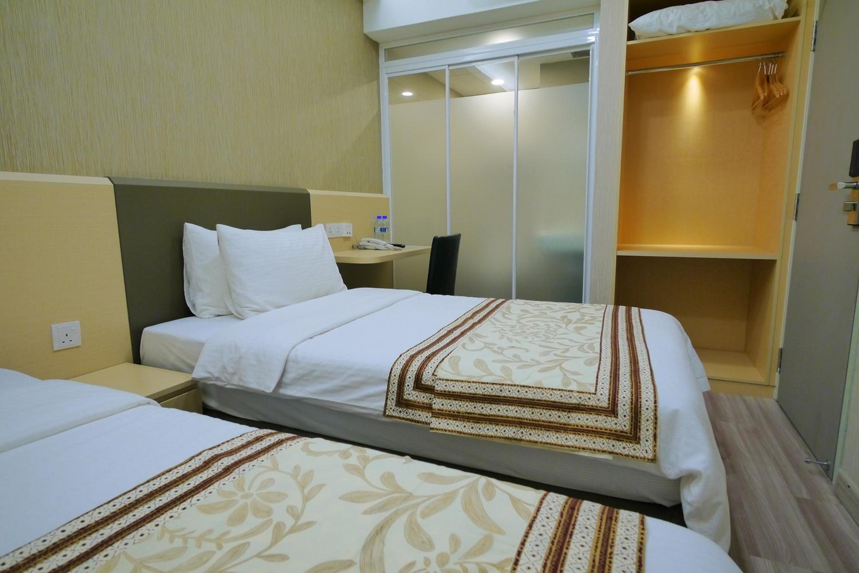 Premier Twin Room - no window photo 2