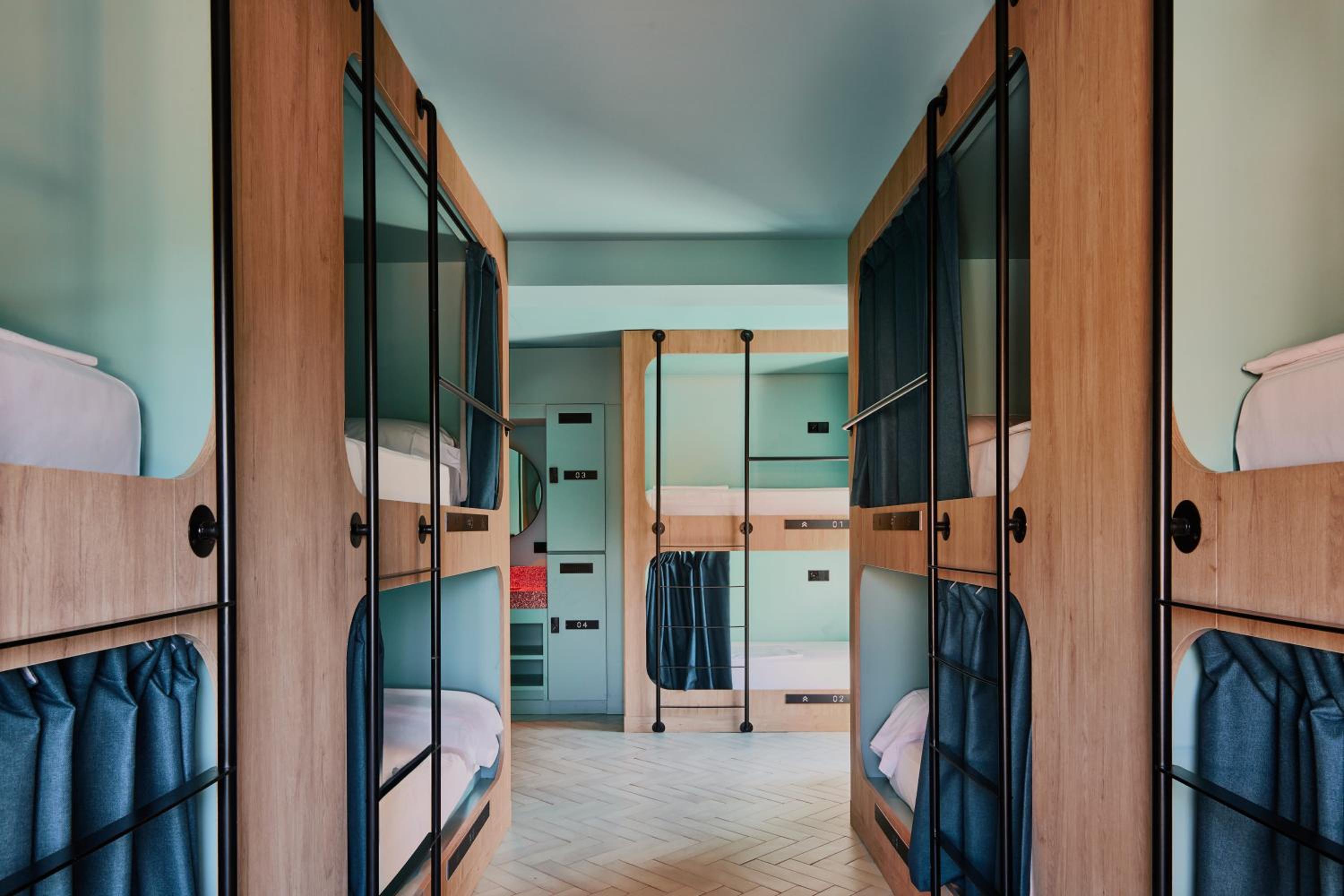 Private Quiet 10-Person Room