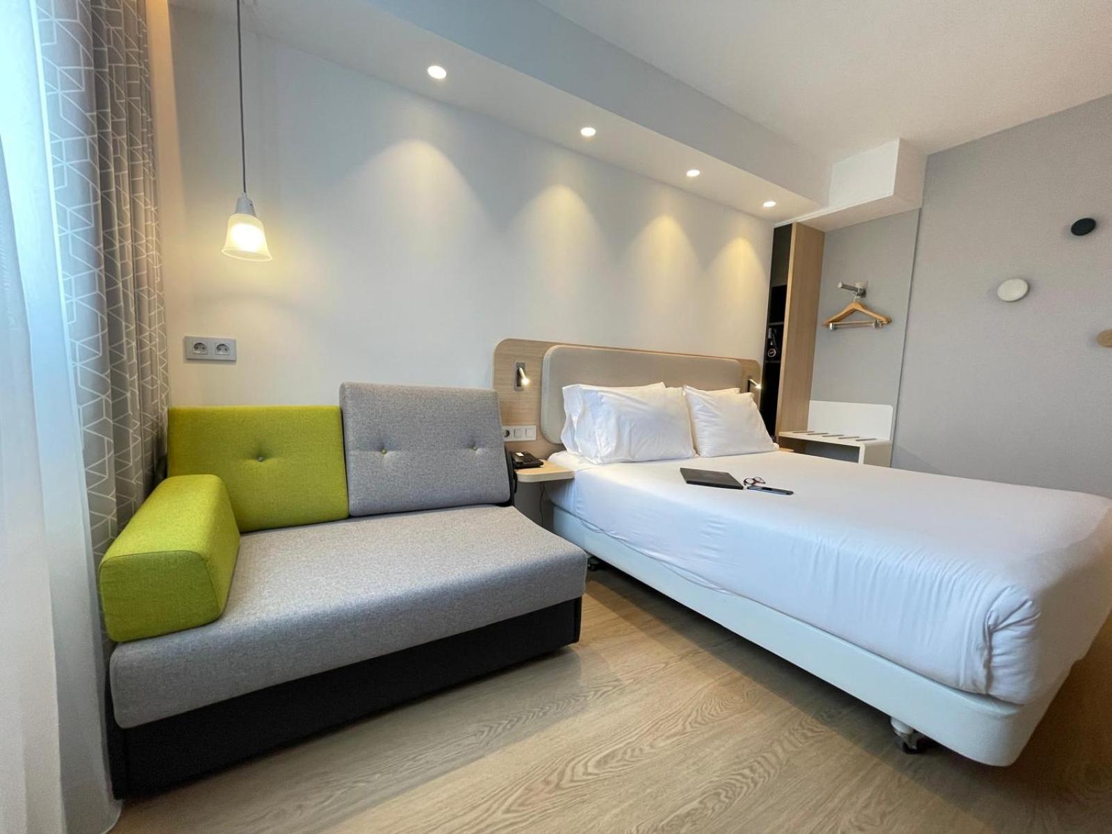 Standard Queen Room with Single Sofa Bed - Free Breakfast - Photo 6