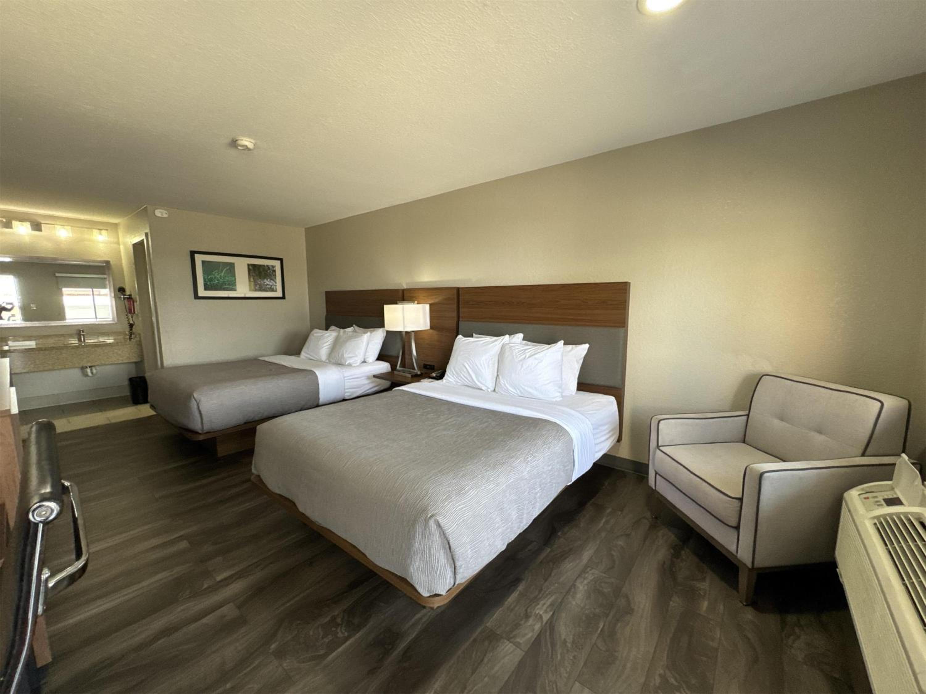 Queen Room with Two Queen Beds - Non-Smoking - Photo 1