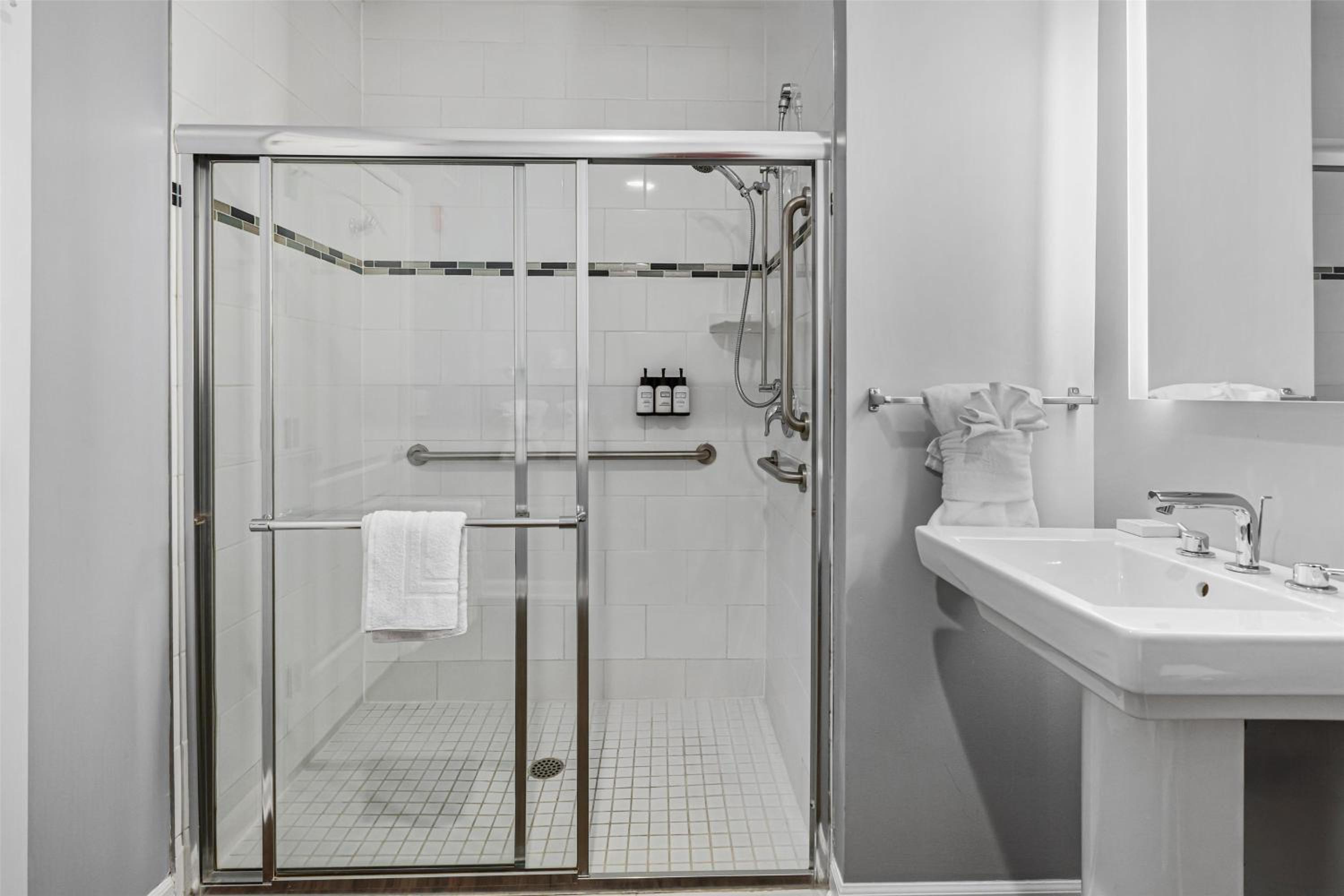 King Room with Roll-in Shower - Disability Access/Non-Smoking photo 3