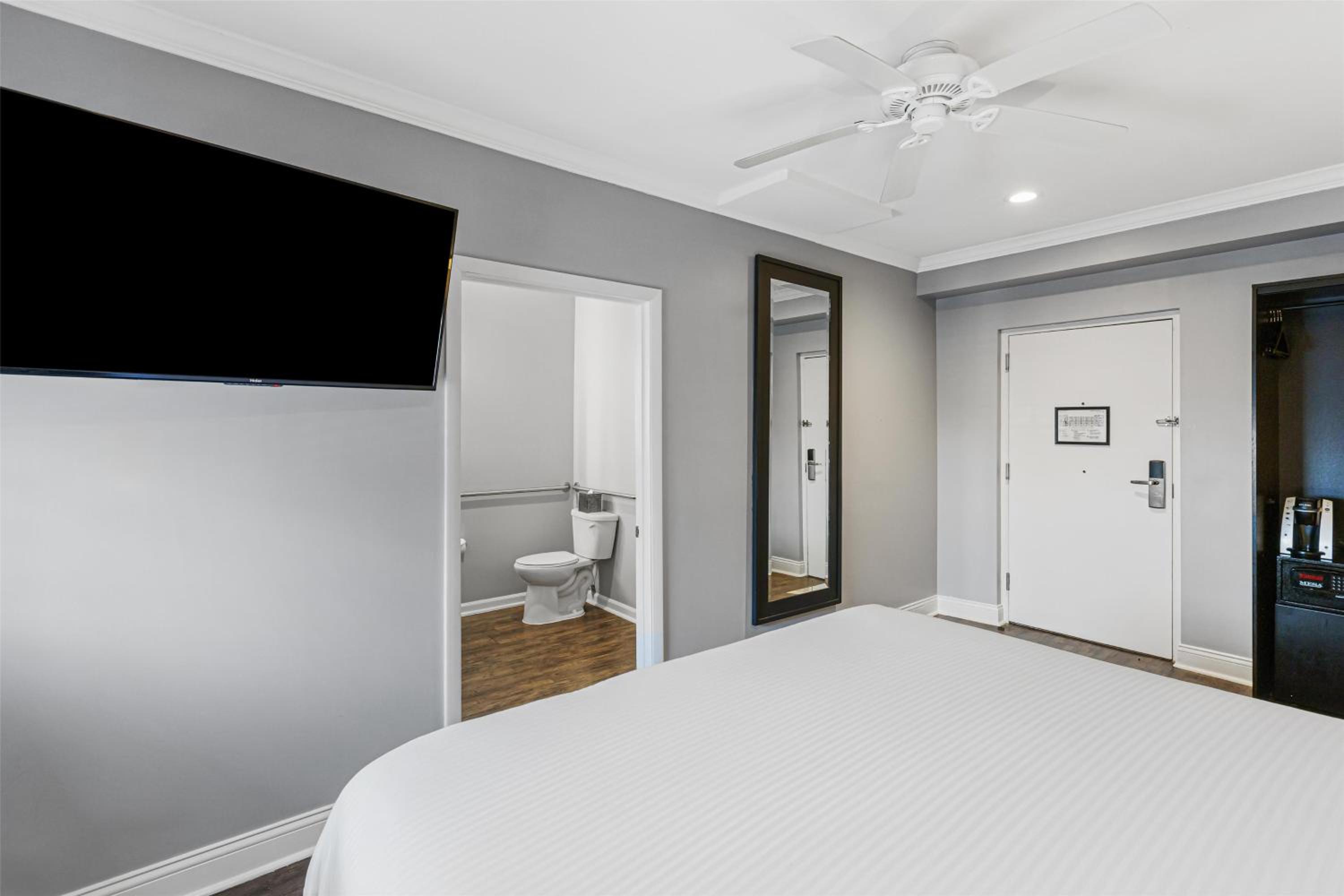 Double Room with Roll-in Shower - Disability Access/Non-Smoking photo 3