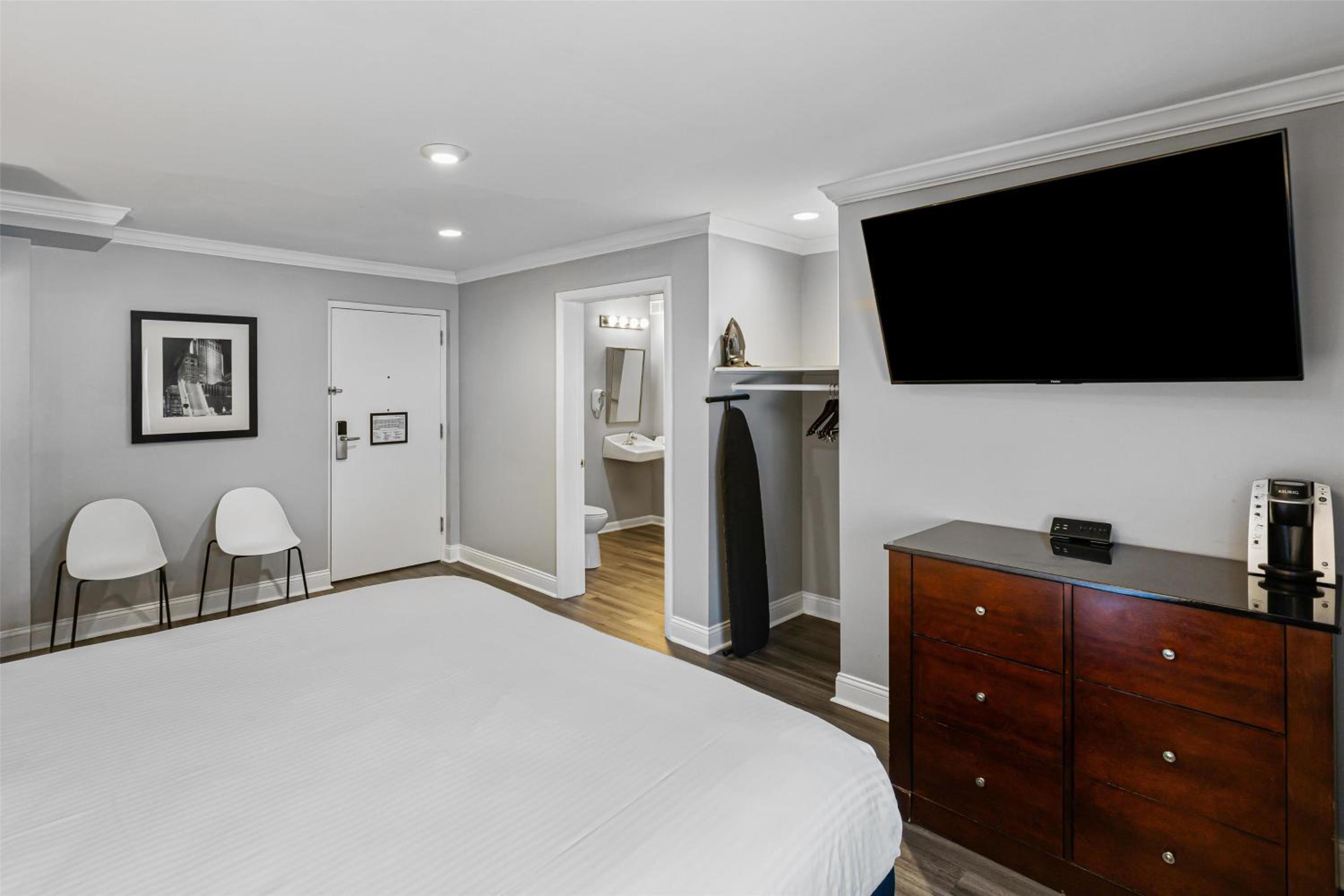 King Room with Roll-in Shower - Disability Access/Non-Smoking photo 2