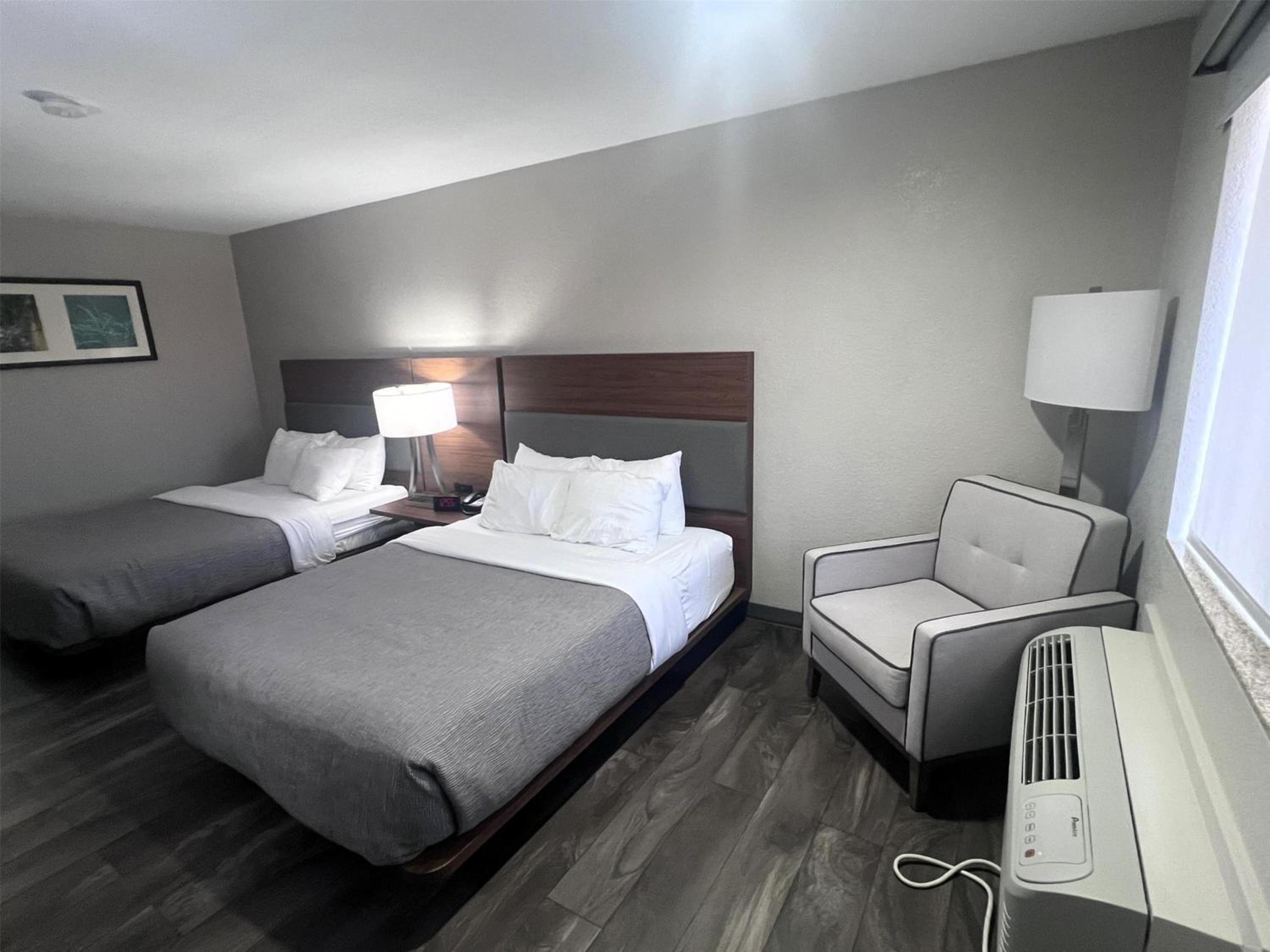 Queen Room with Two Queen Beds - Non-Smoking - Photo 3