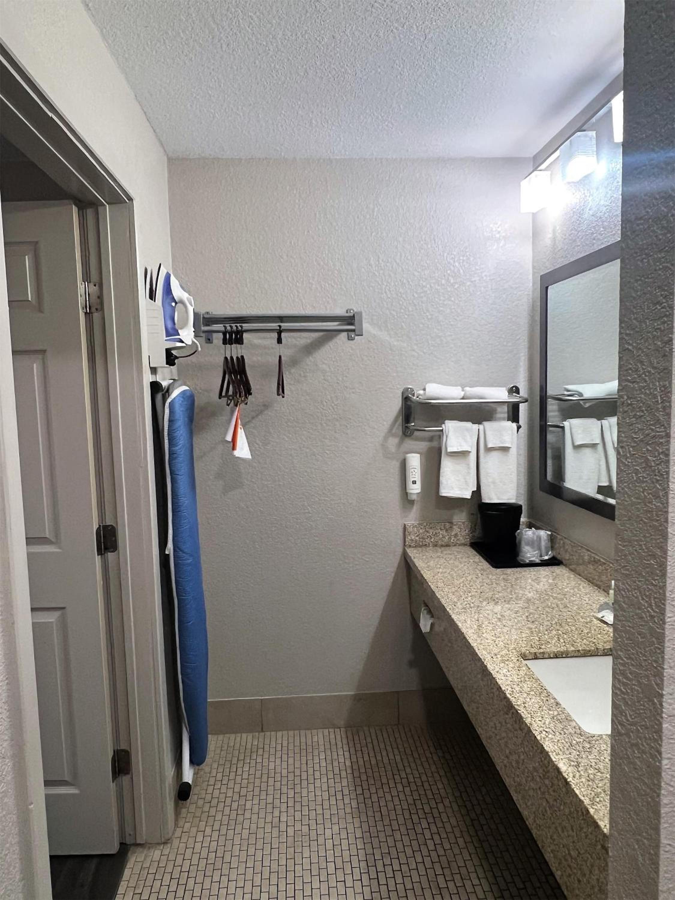 Queen Room with Two Queen Beds and Roll-In Shower - Disability Access/Non-Smoking - Photo 7