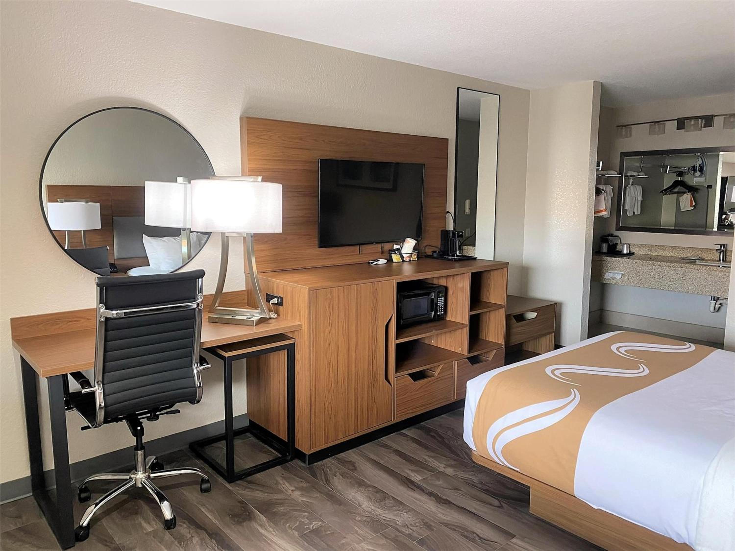 Queen Room with Two Queen Beds and Roll-In Shower - Disability Access/Non-Smoking - Photo 5