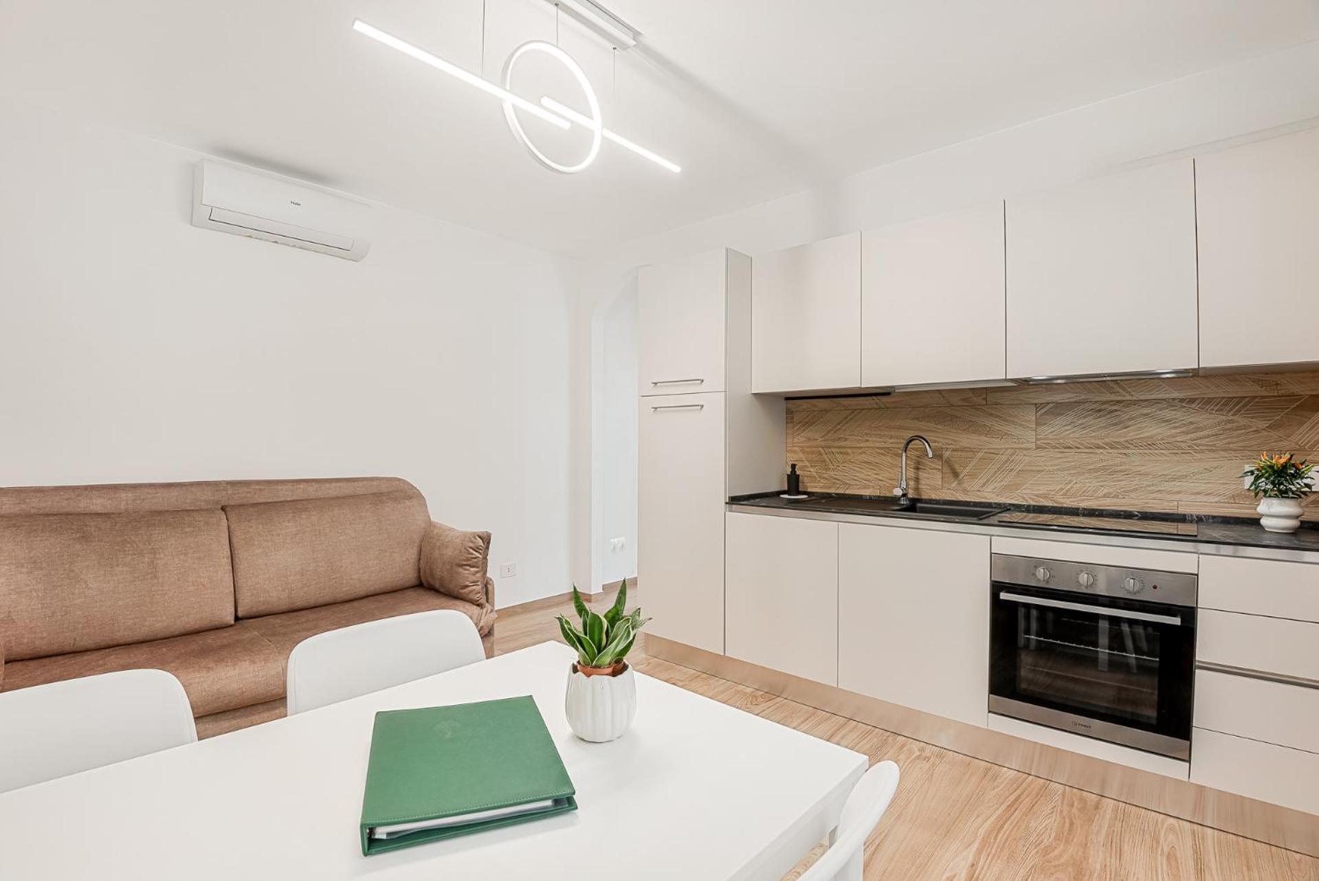 One-Bedroom Standard Apartment photo 2
