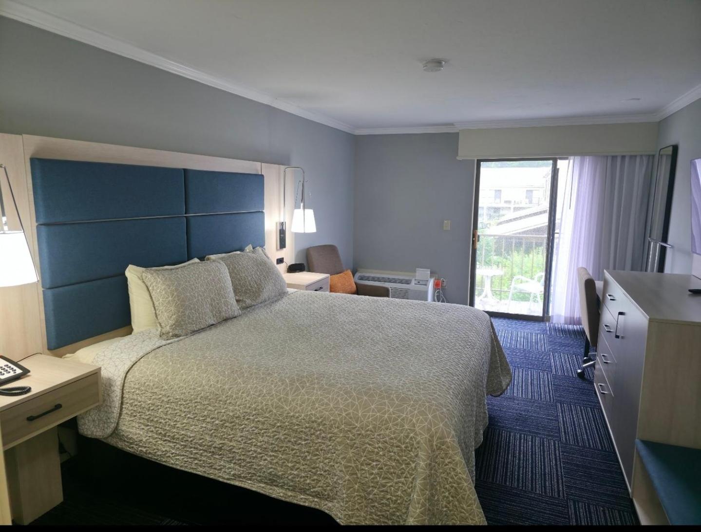 Deluxe King Room with Balcony - Stair Access Only/Second Floor/Non-Smoking photo 1
