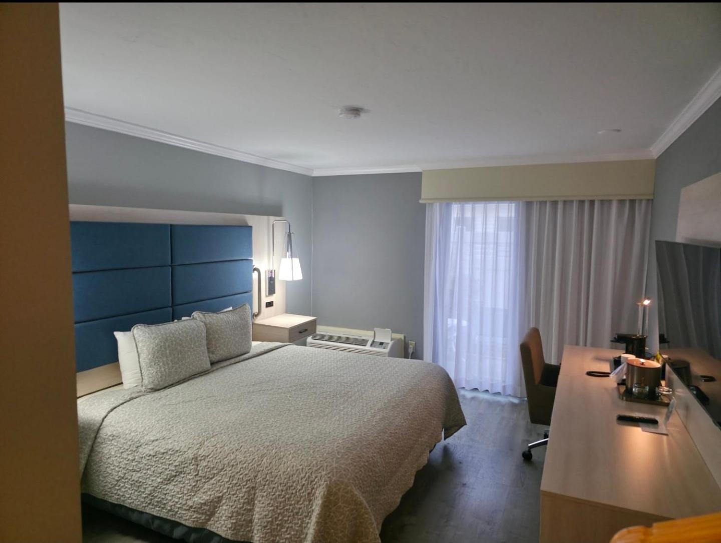 King Room with Roll-in Shower - Mobility and Hearing Access/First Floor/Non-Smoking - Photo 1