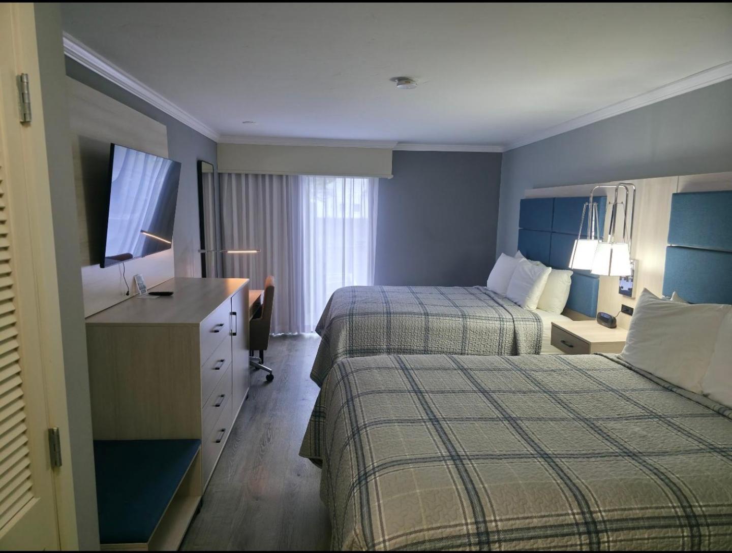 Queen Room with Two Queen Beds - First Floor/Non-Smoking - Photo 2