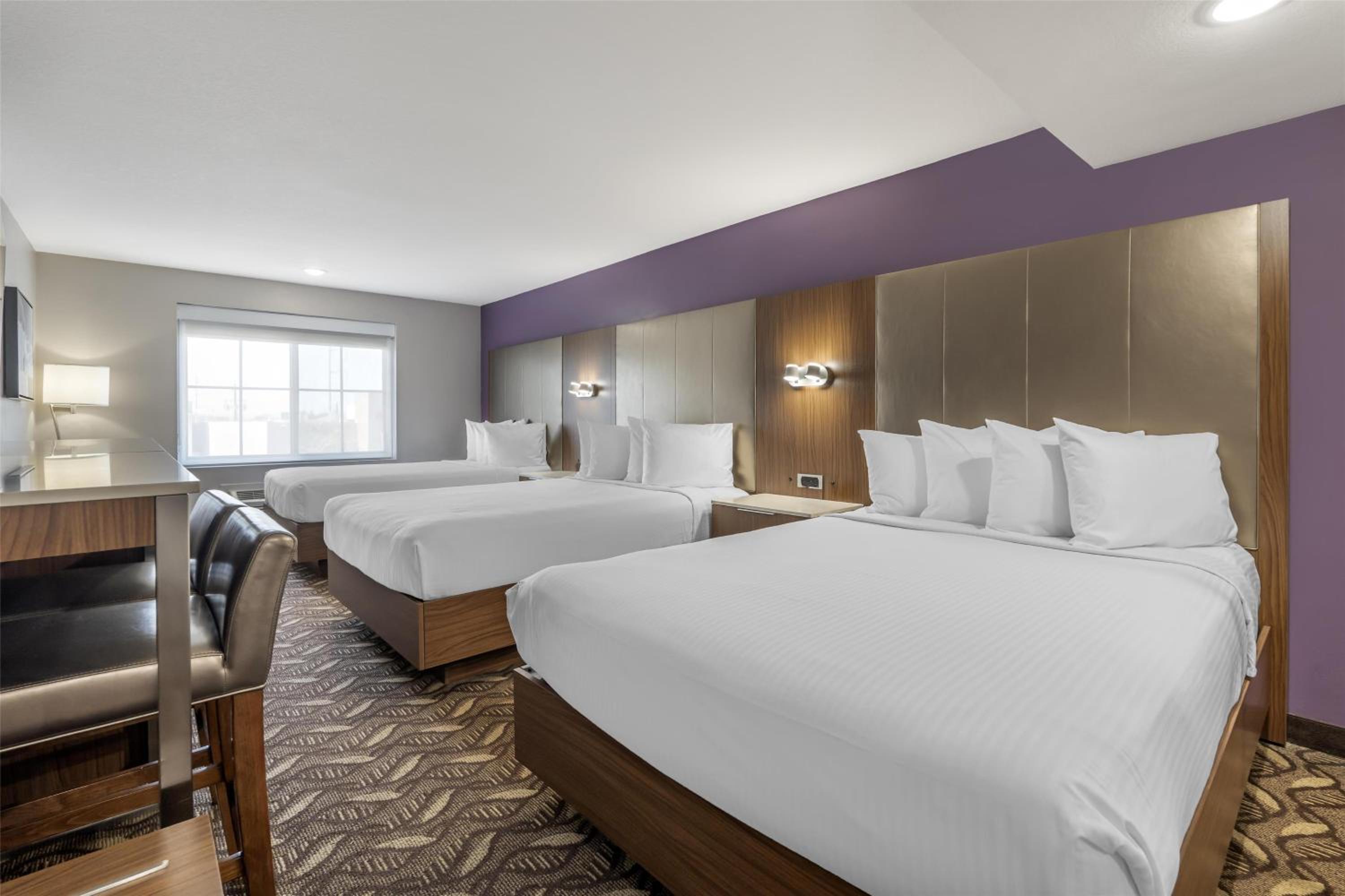Queen Room with Three Queen Beds - Non-Smoking photo 1