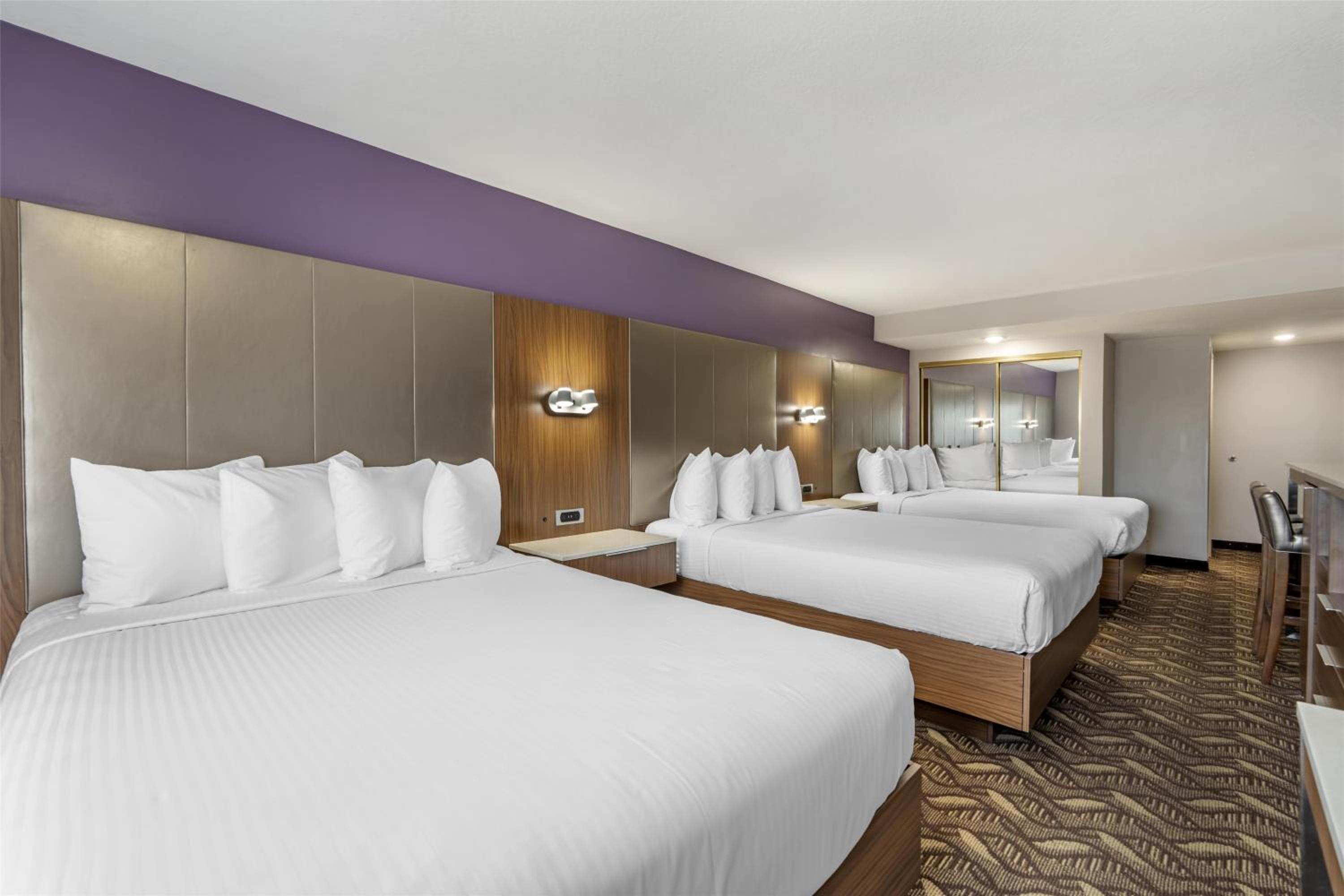 Queen Room with Three Queen Beds - Non-Smoking photo 3