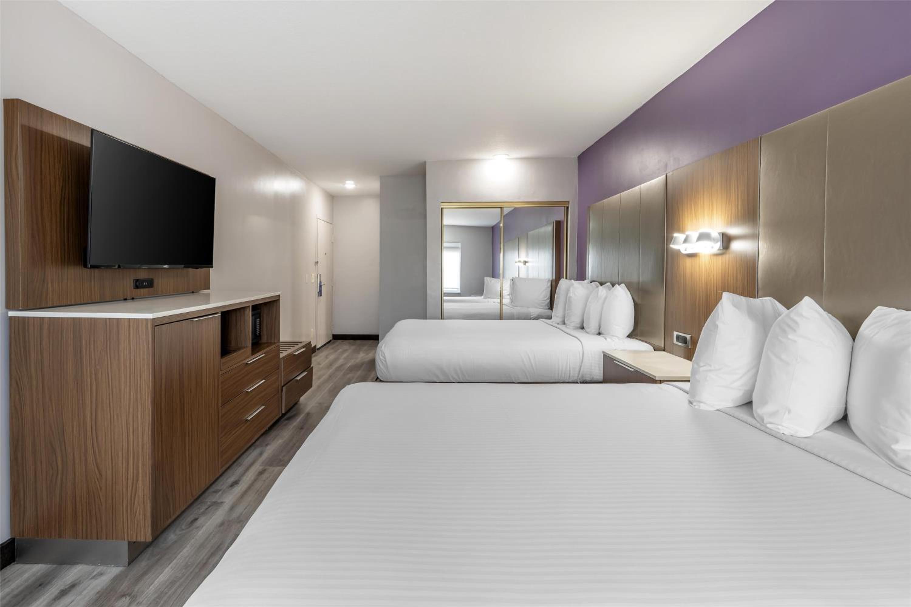 Queen Room with Two Queen Beds - Non-Smoking/Upper Floor photo 1