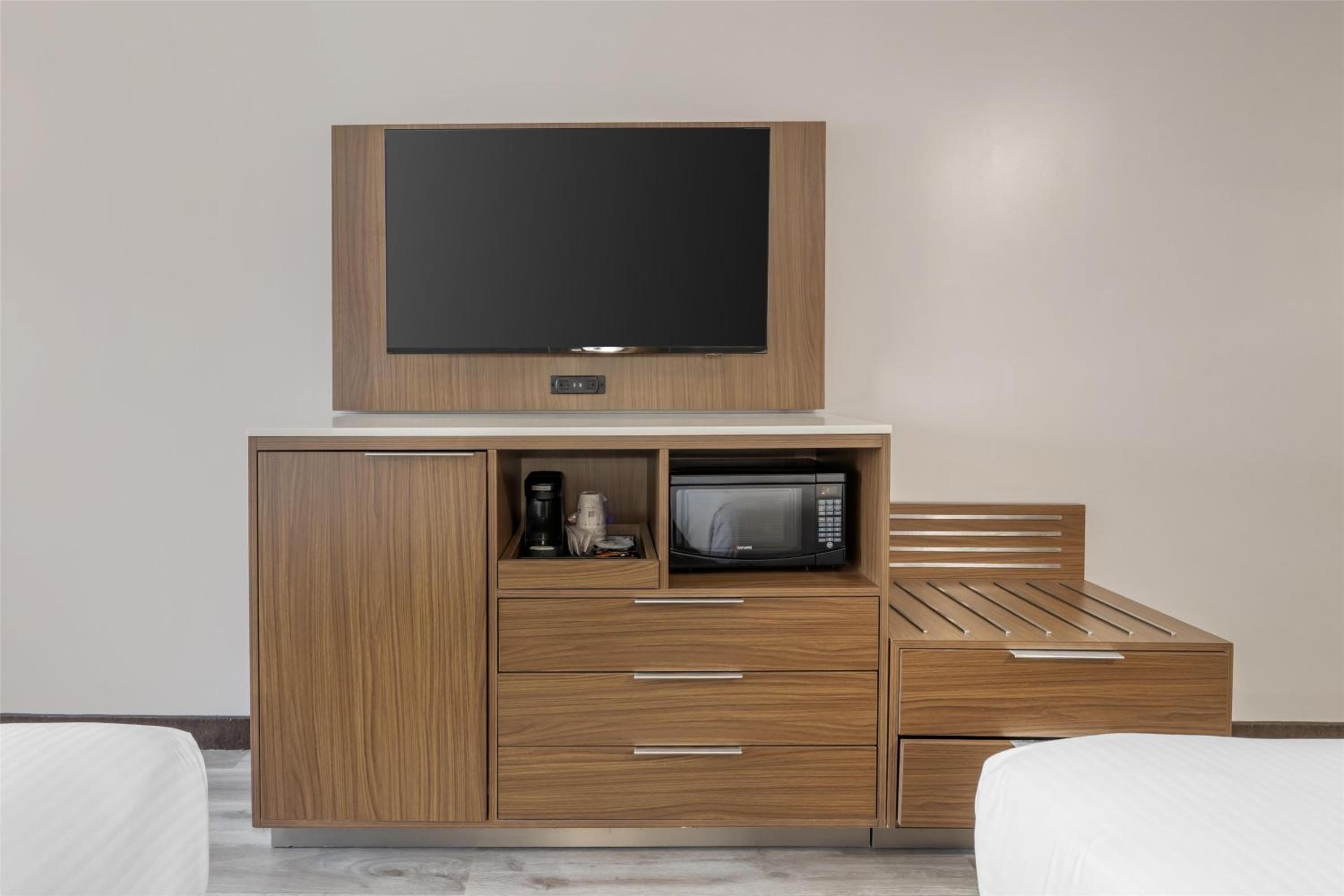 Queen Room with Two Queen Beds - Non-Smoking/Upper Floor photo 2