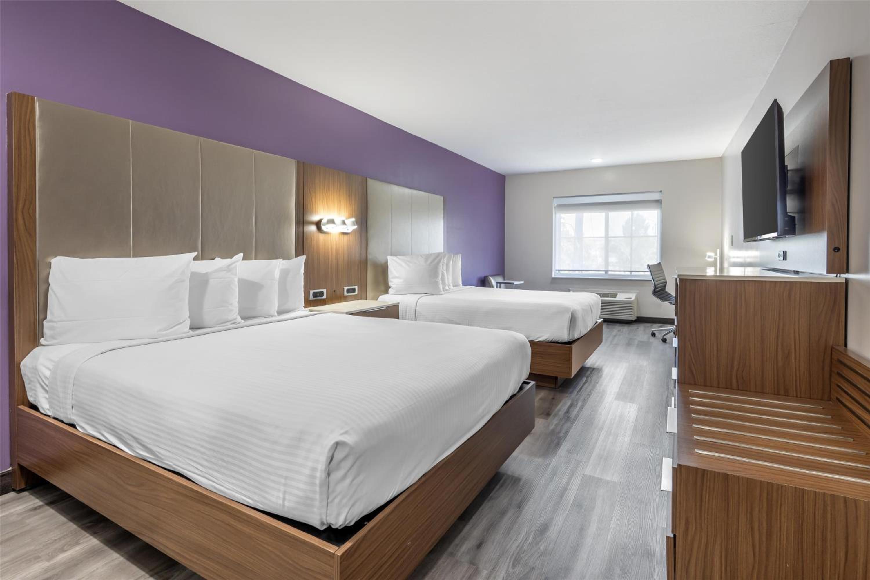 Queen Room with Two Queen Beds - Non-Smoking/Upper Floor photo 3