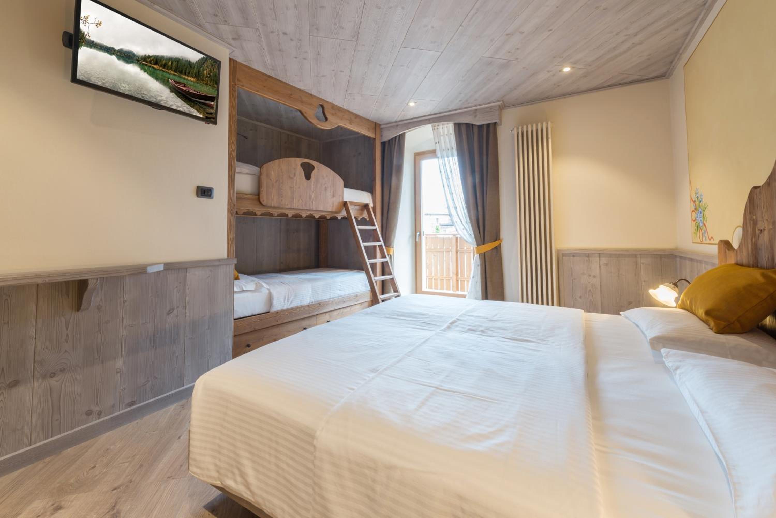 Quadruple Room - Photo 11
