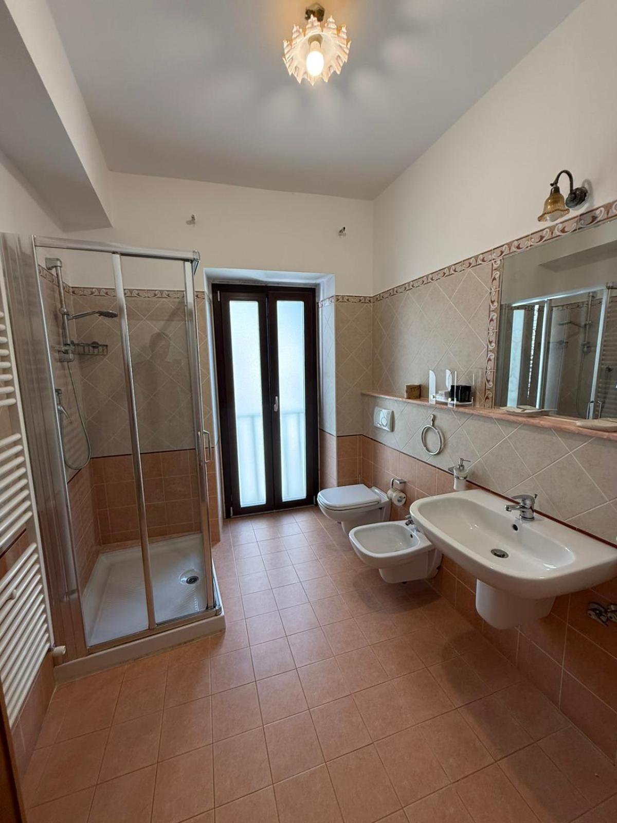 Double Room with Private Bathroom - Photo 3