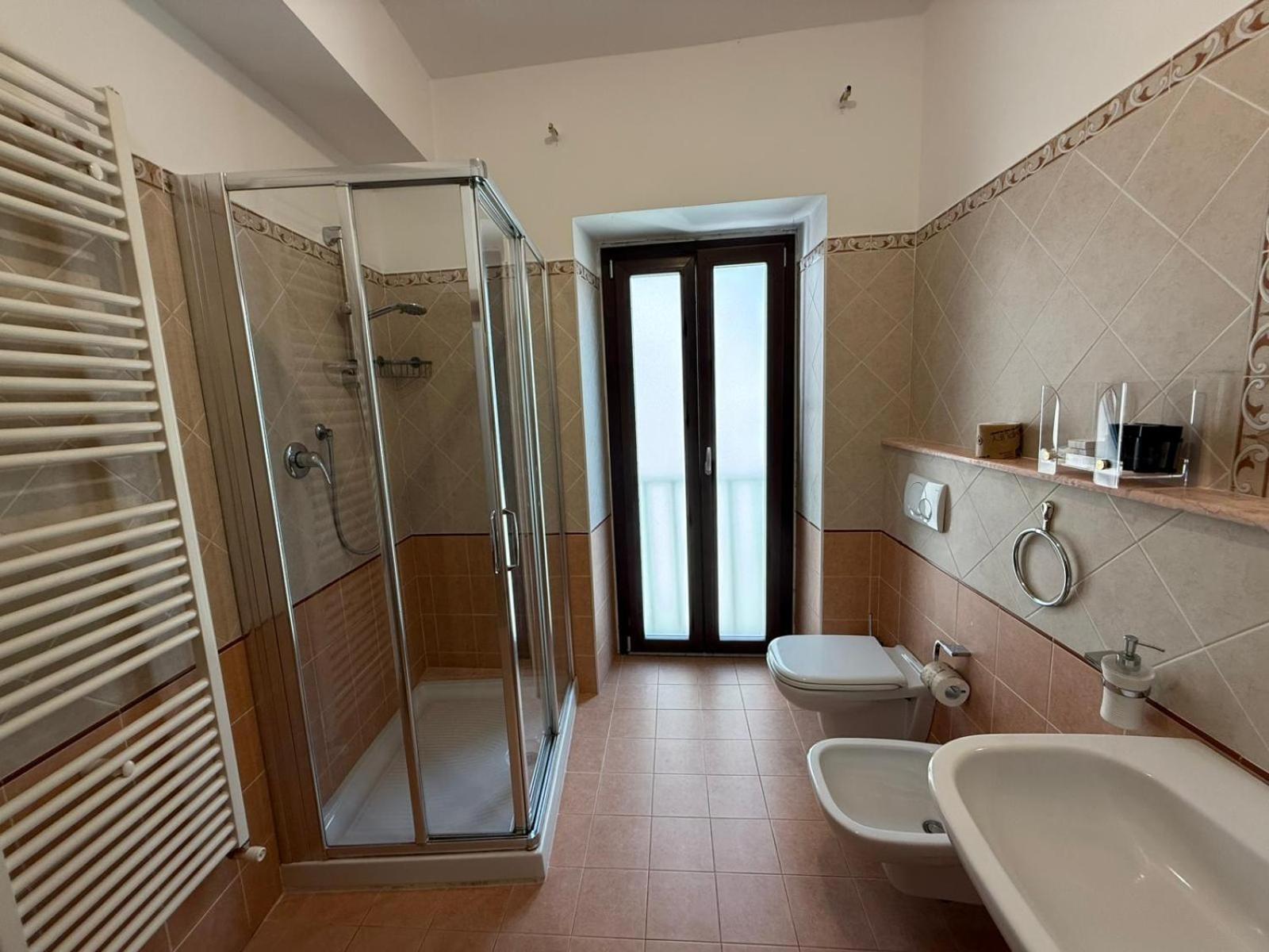 Double Room with Private Bathroom - Photo 4