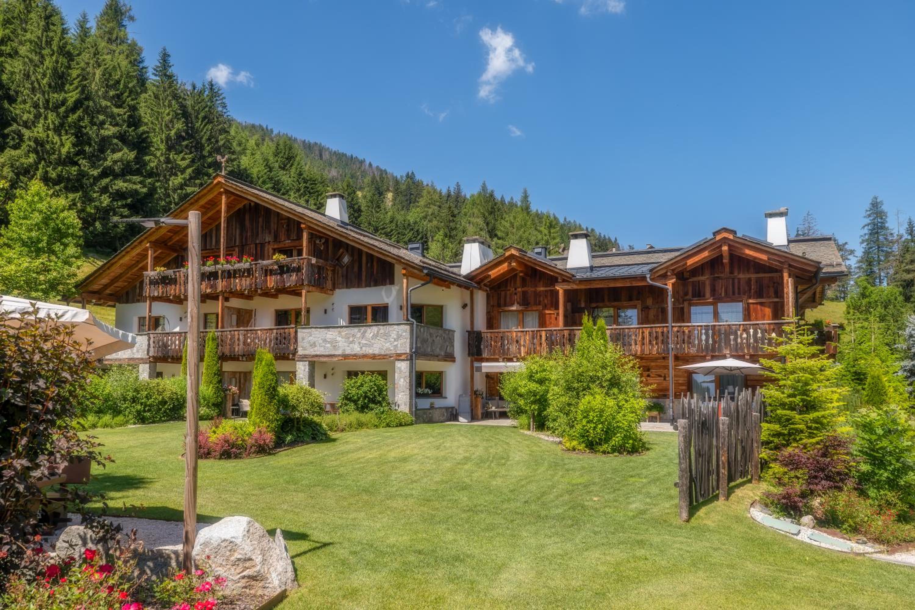 Two-Bedroom Deluxe Apartment with Balcony