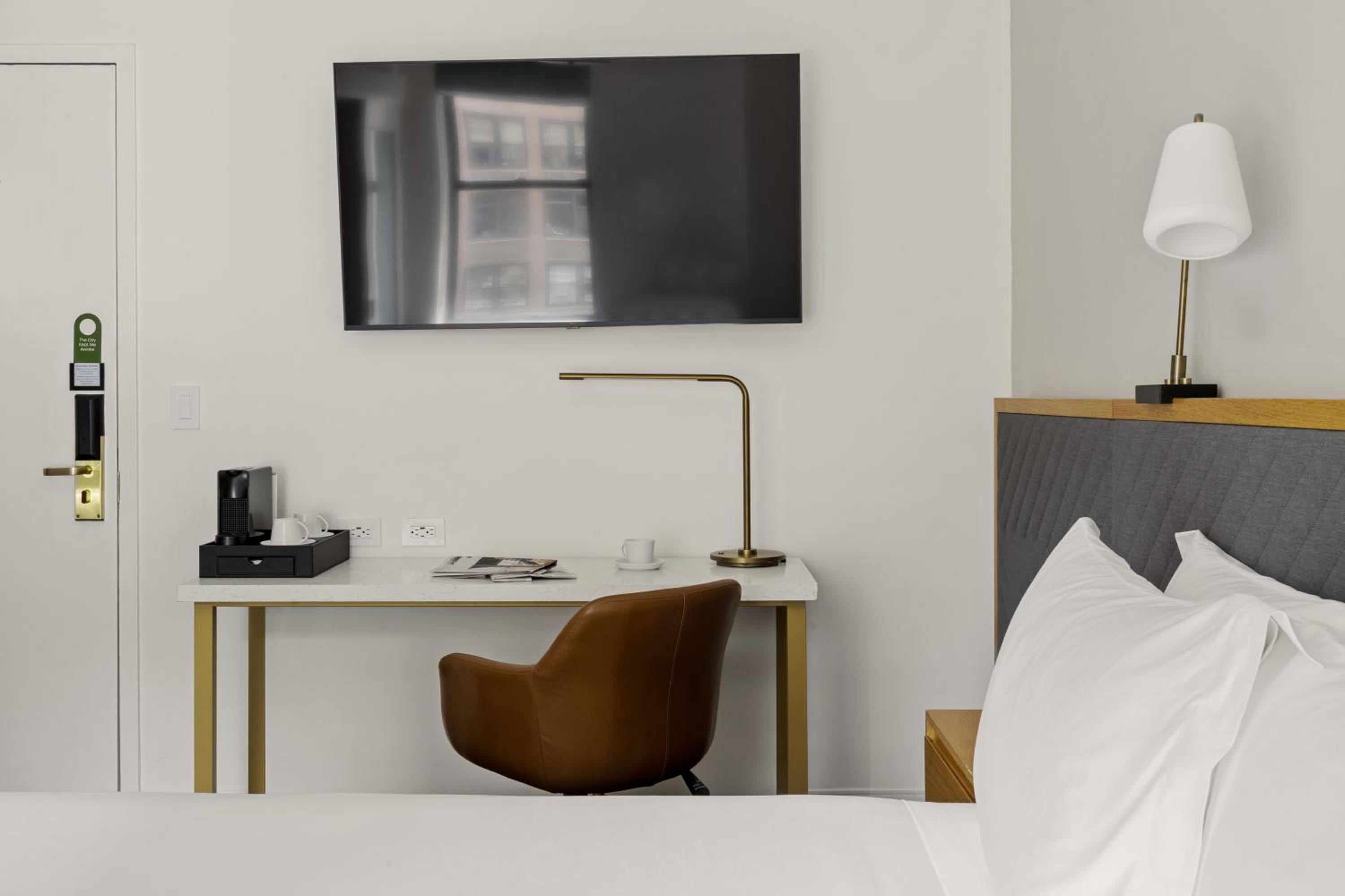 Newly Renovated Room with Queen Bed