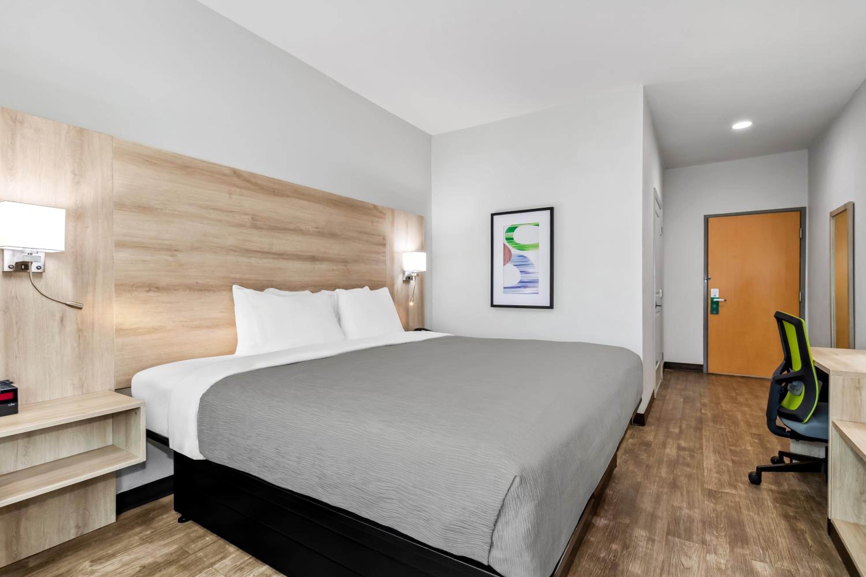 King Room - Non-Smoking - Photo 2
