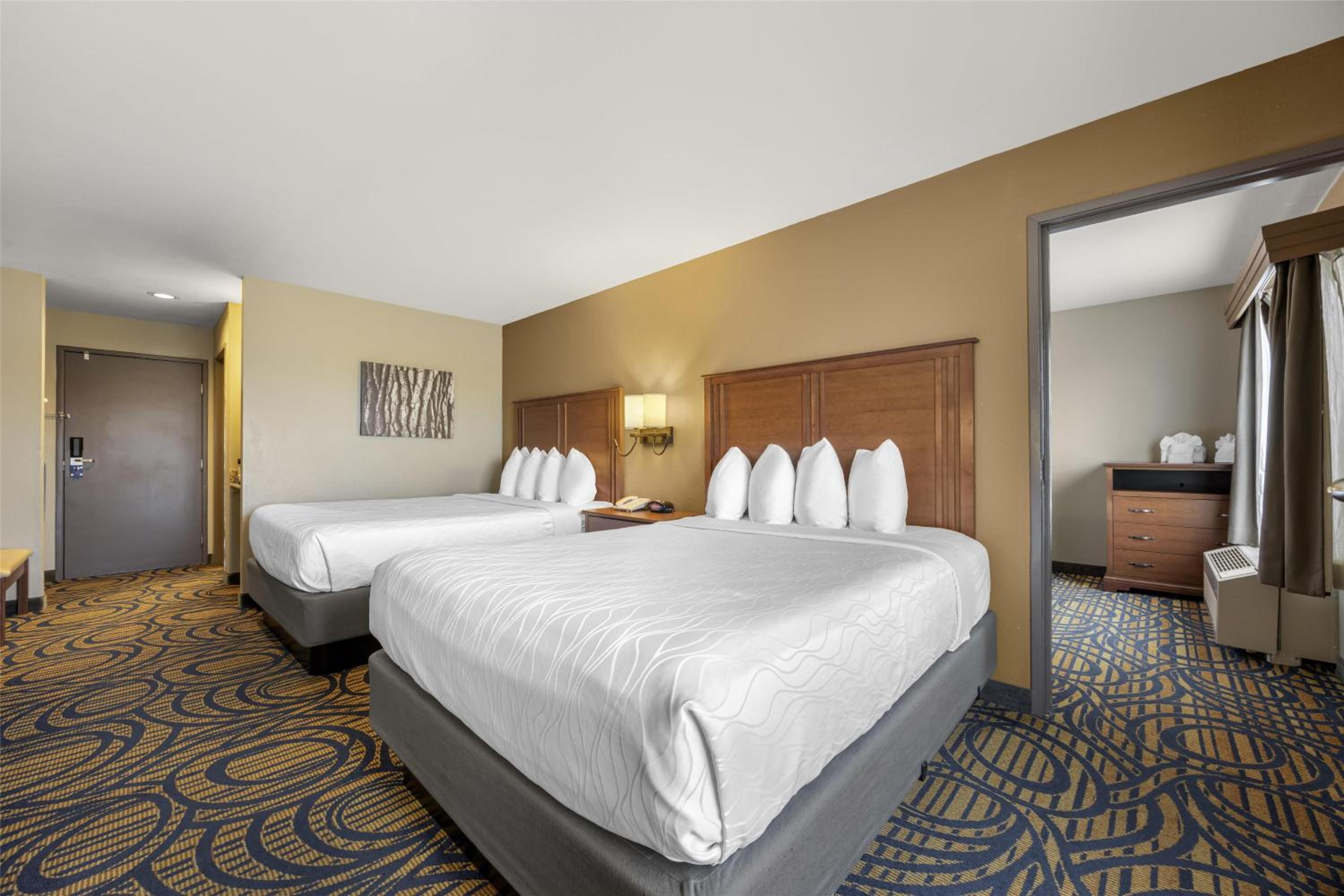 Queen Room with Three Queen Beds - Non-Smoking - Photo 1