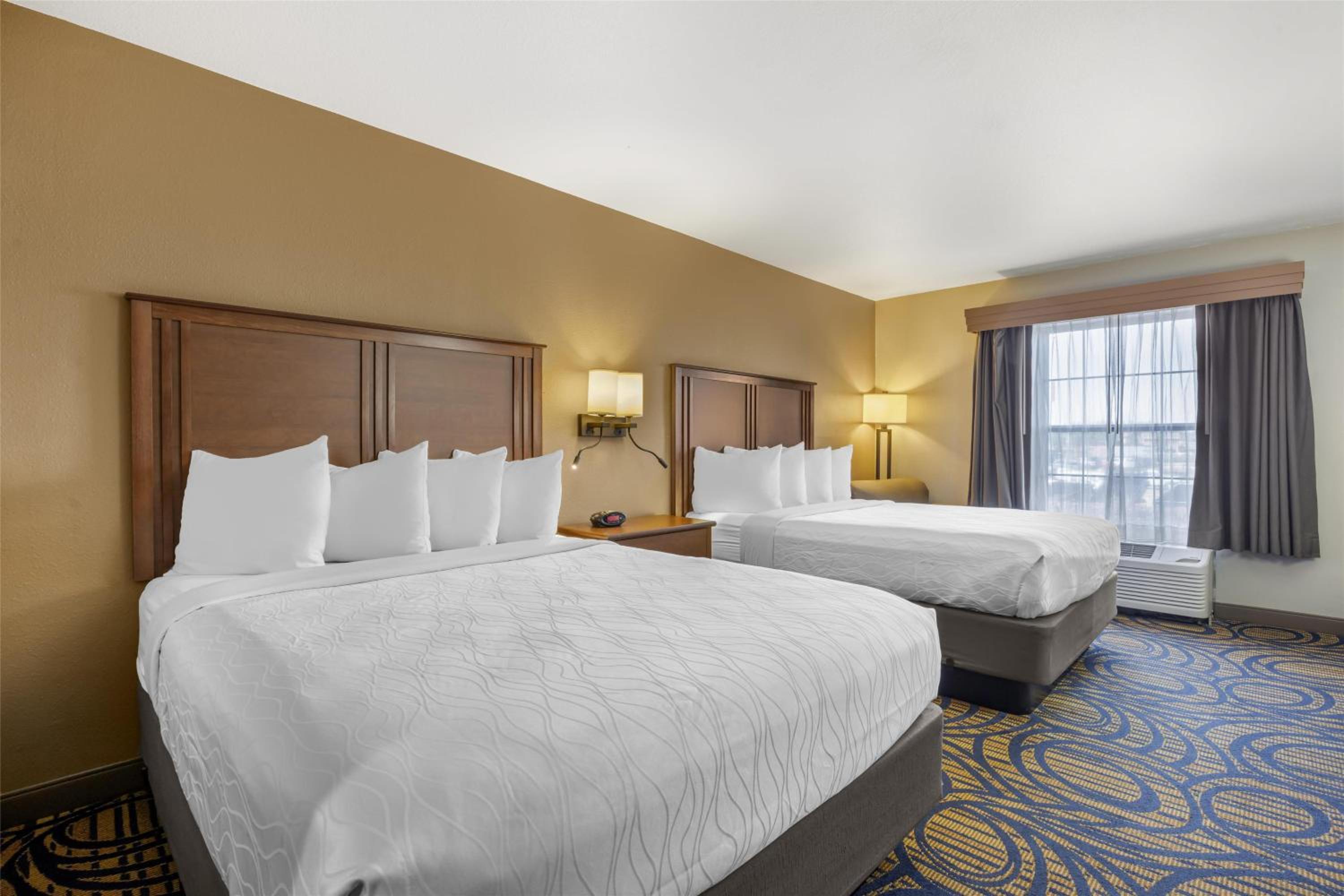 Queen Room with Two Queen Beds - Non-Smoking - Photo 1