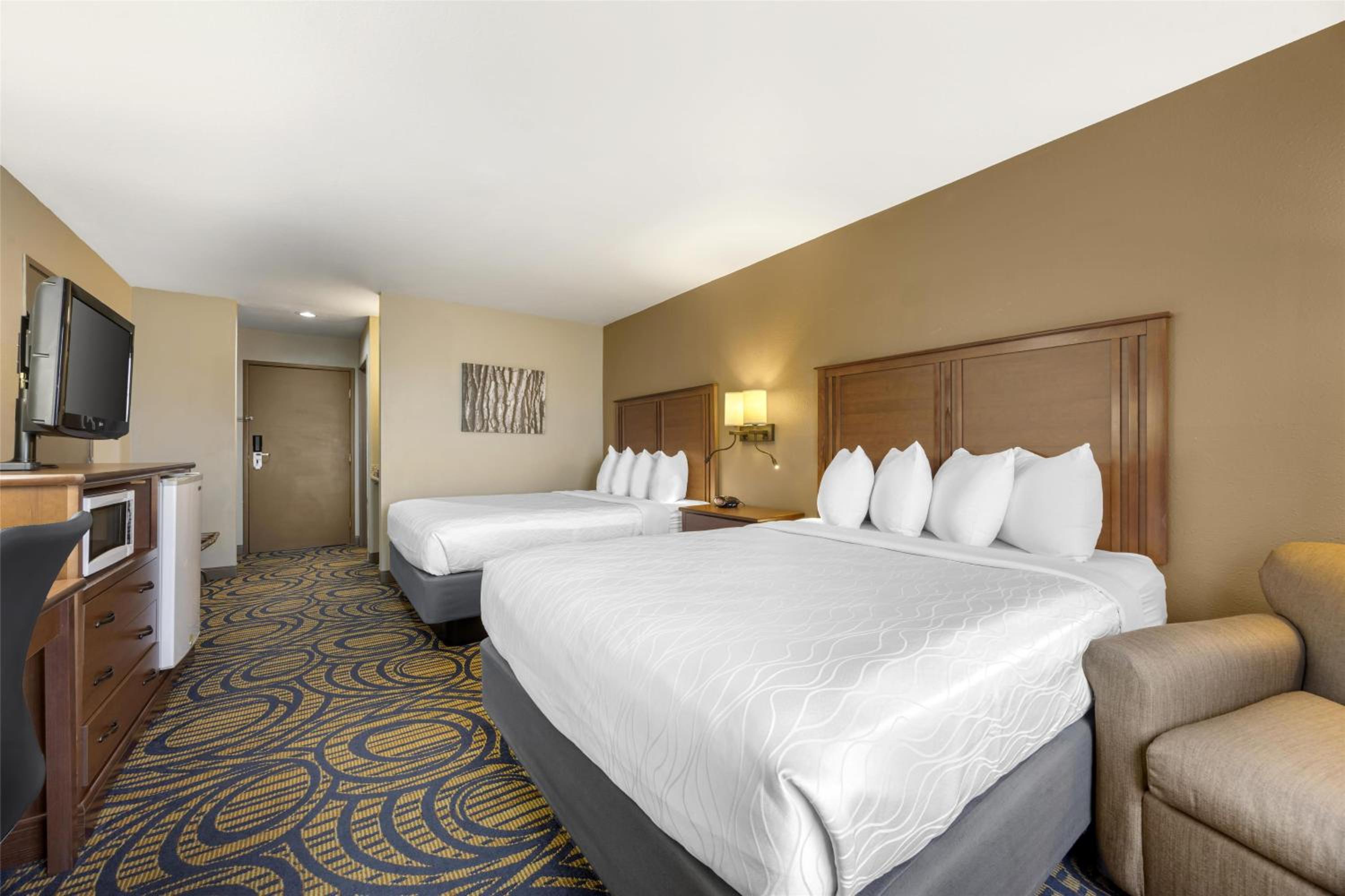 Queen Room with Two Queen Beds - Non-Smoking - Photo 2