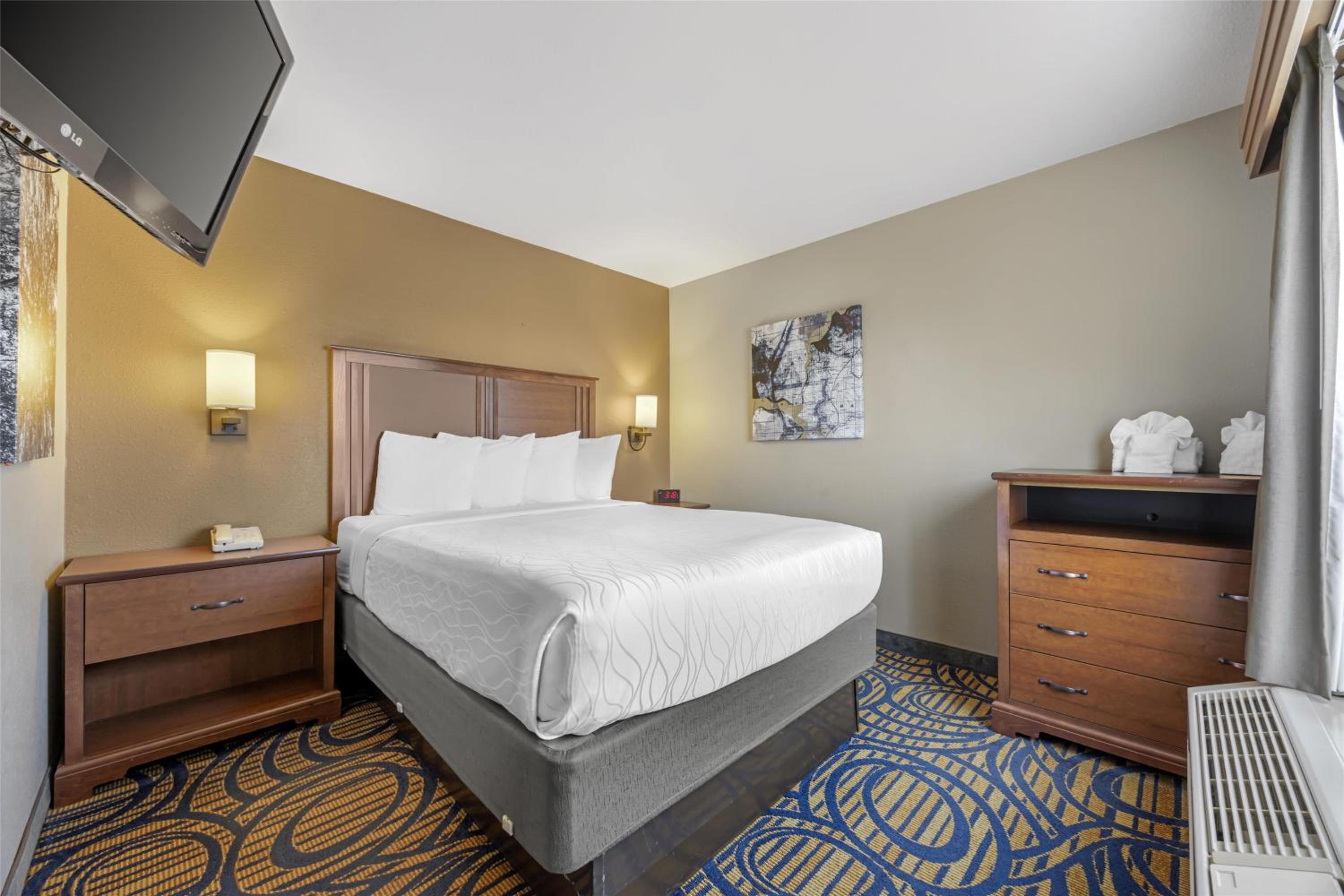 Queen Room with Three Queen Beds - Non-Smoking - Photo 4