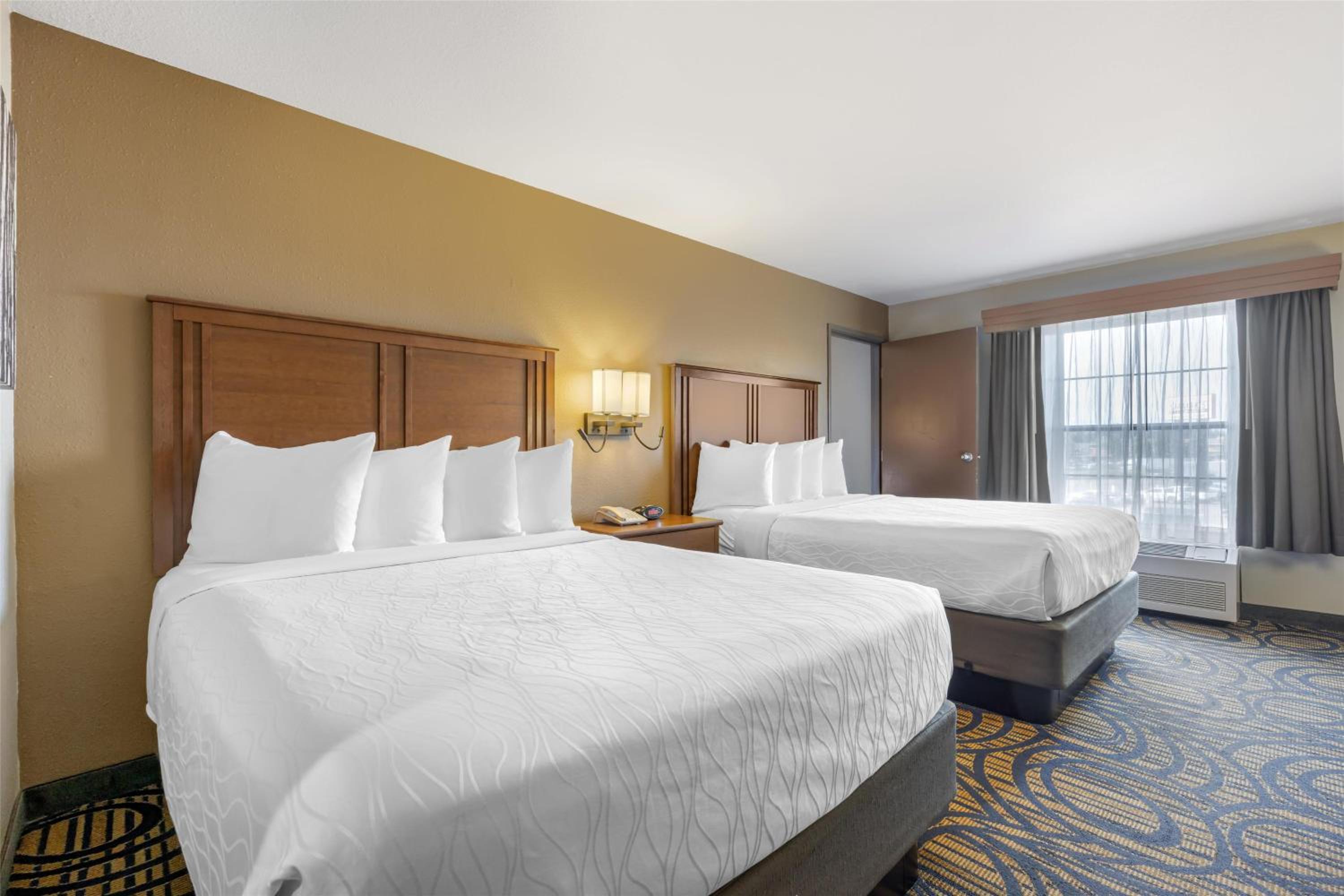 Queen Room with Three Queen Beds - Non-Smoking - Photo 2