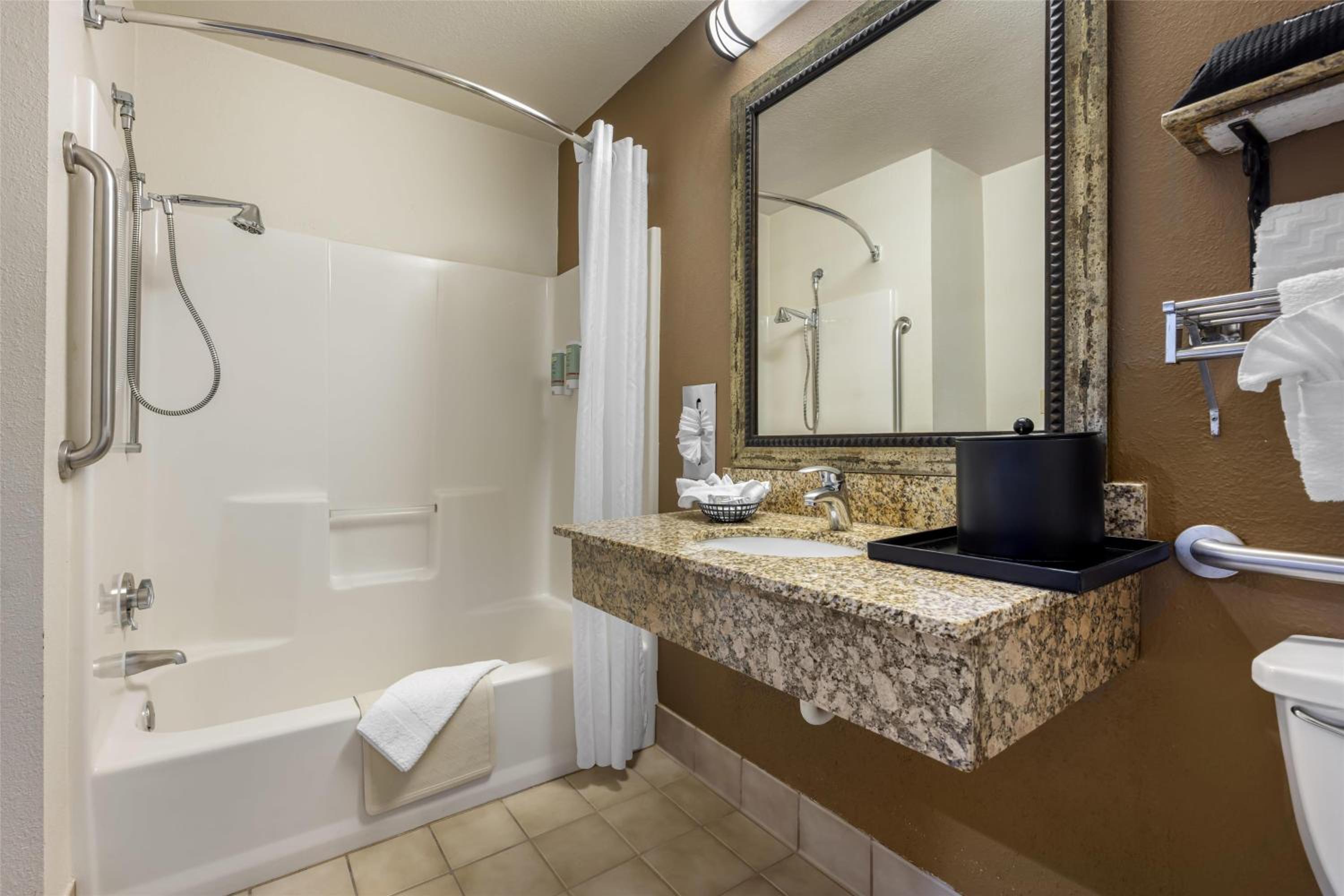 Queen Room - Disability Access Tub - Photo 4