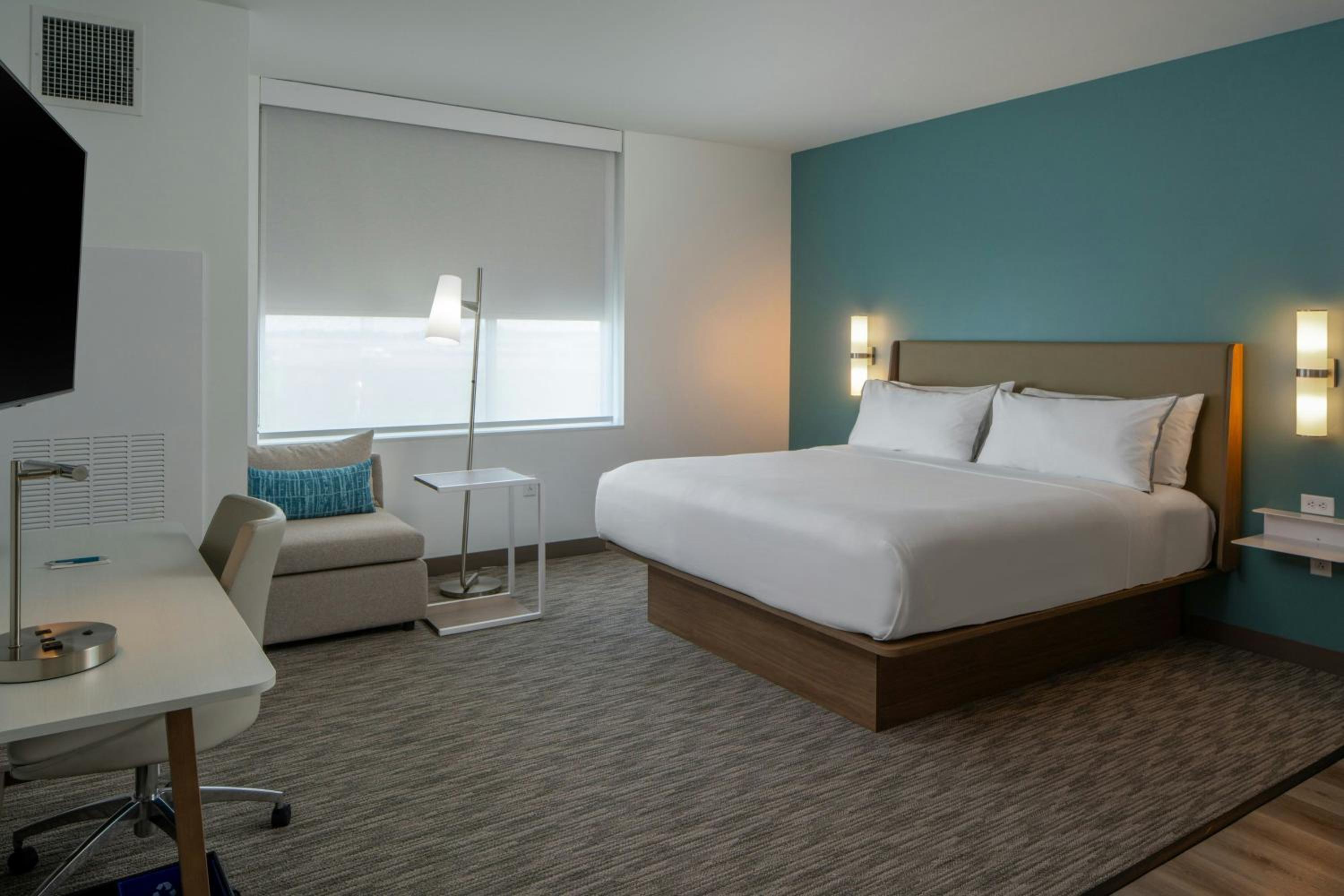 Aloft King Room - Mobility/Hearing Accessible with Tub photo 3